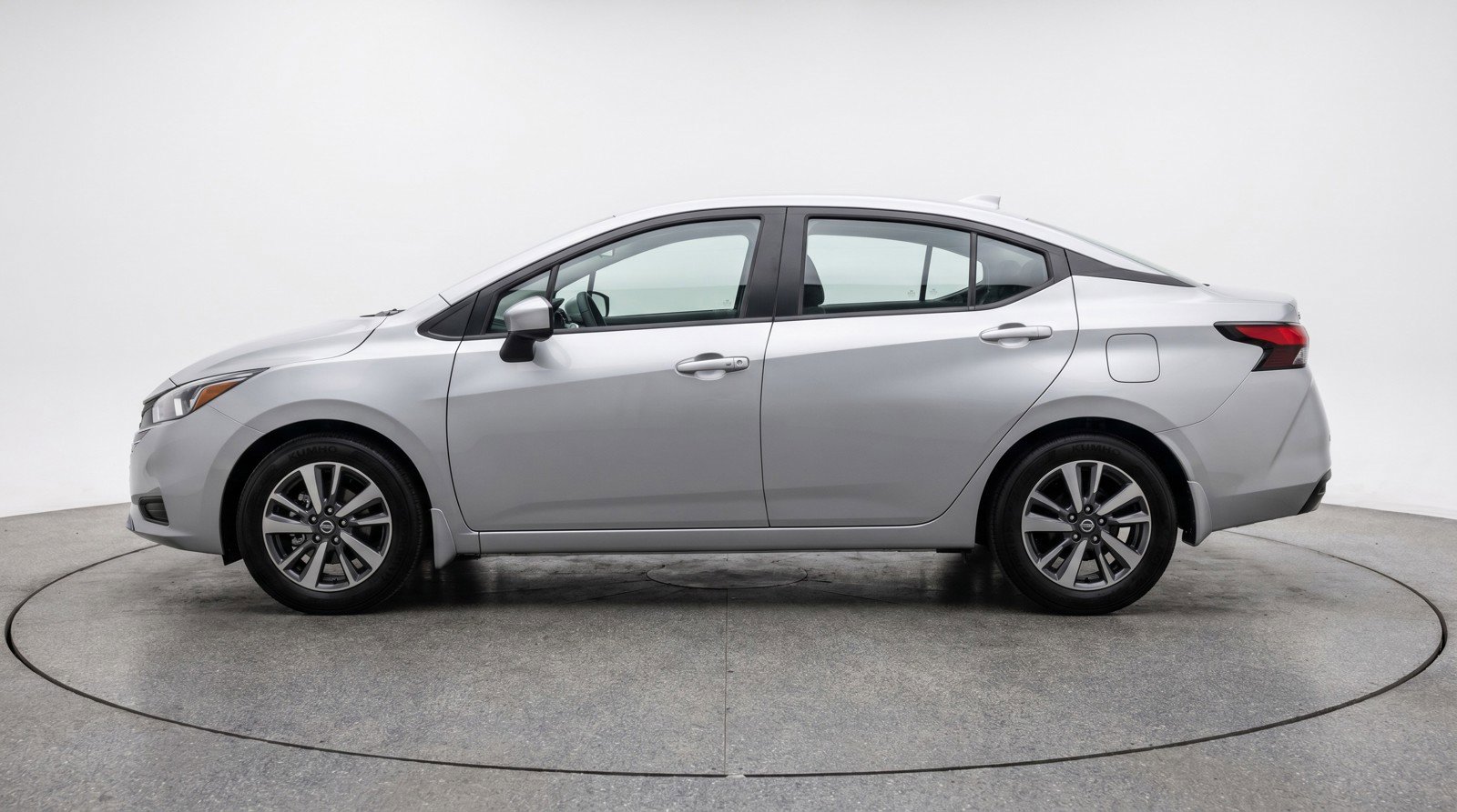 Used 2025 Nissan Versa SV FWD image 5