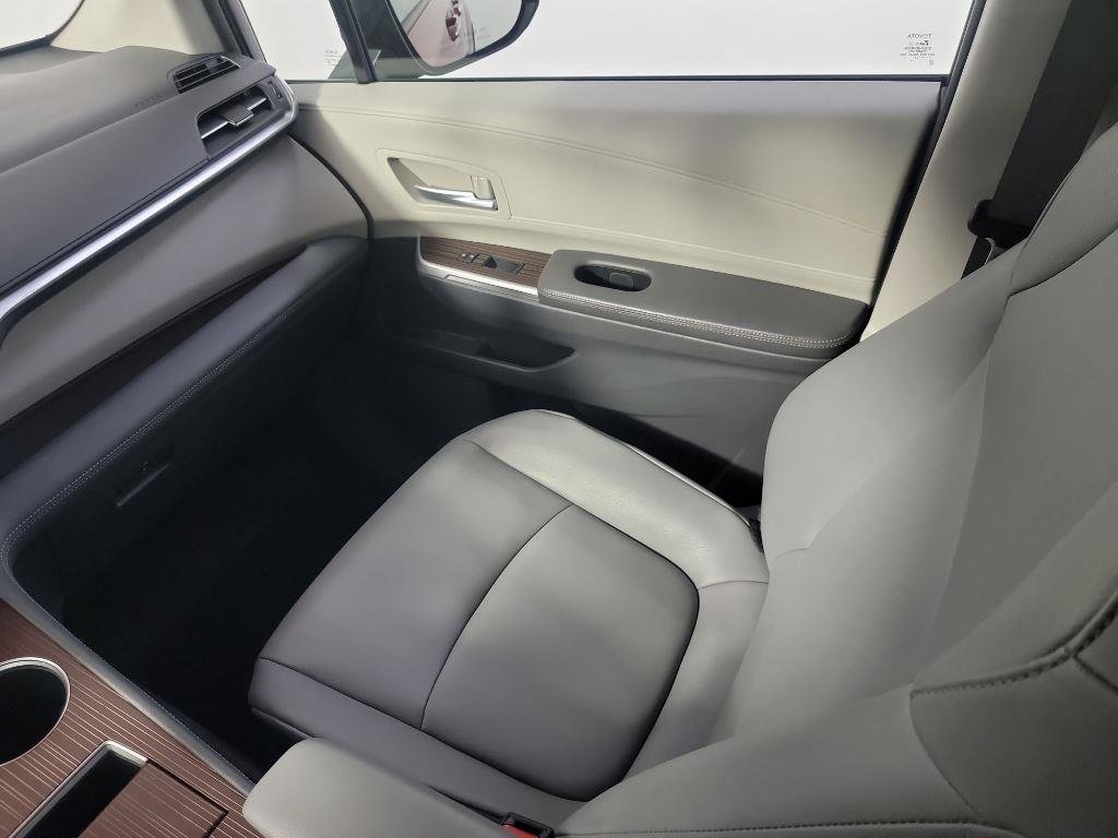 Used 2021 Toyota Sienna XLE image 24