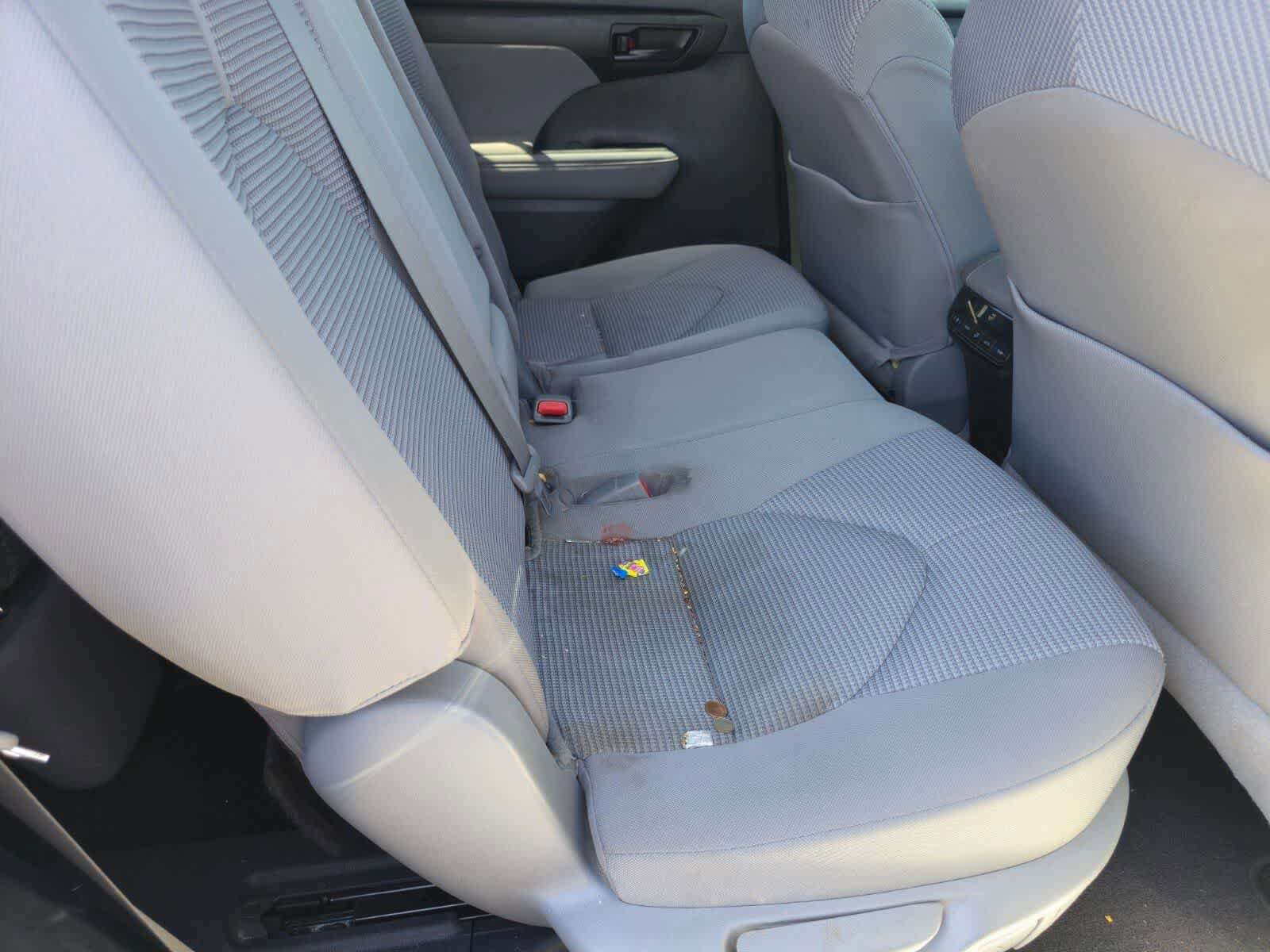 Used 2021 Toyota Highlander LE FWD image 11