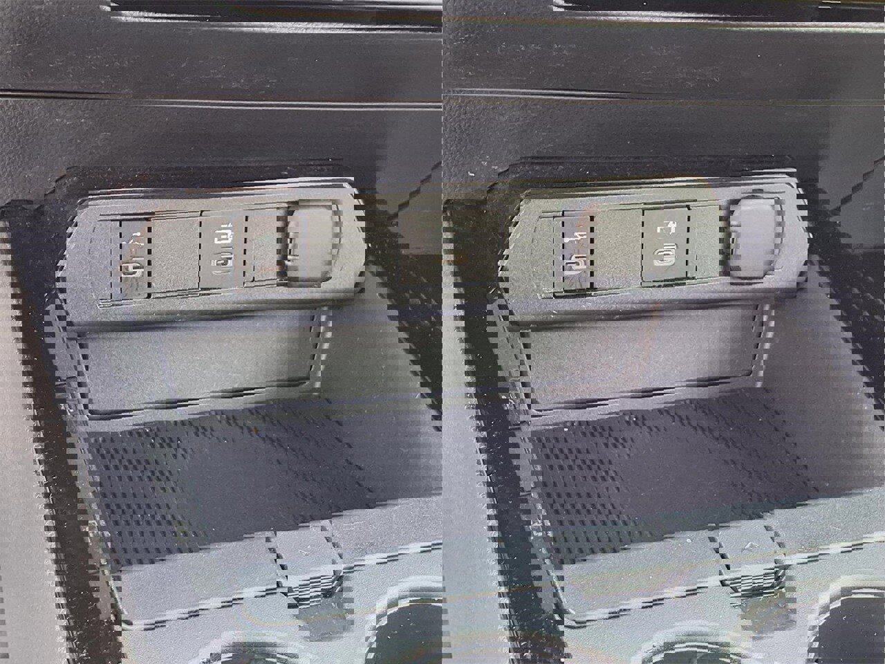 Used 2025 Toyota Prius LE image 20