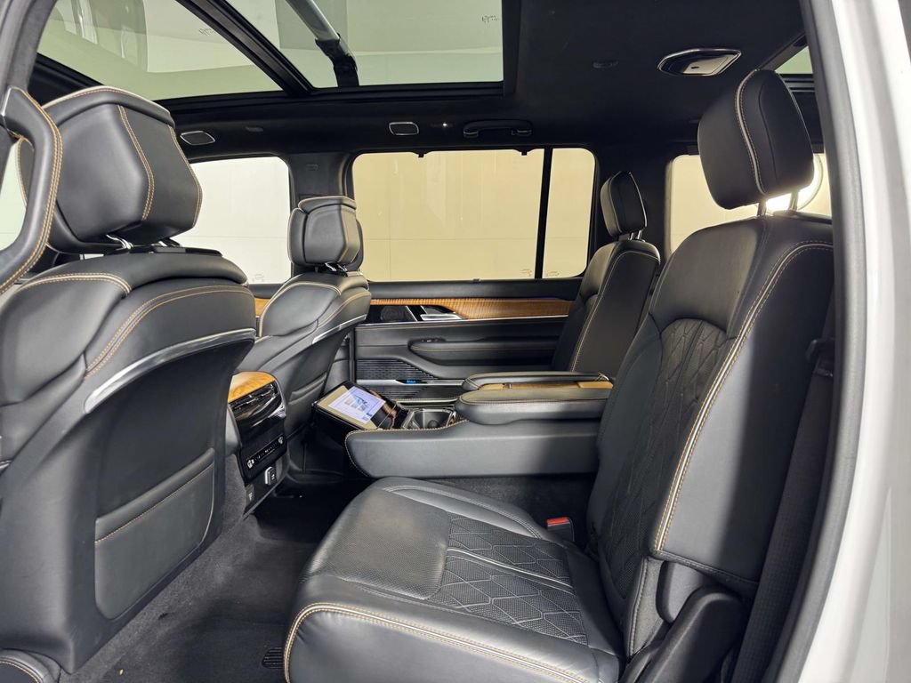 Used 2022 Jeep Grand Wagoneer Series III AWD/4WD image 31
