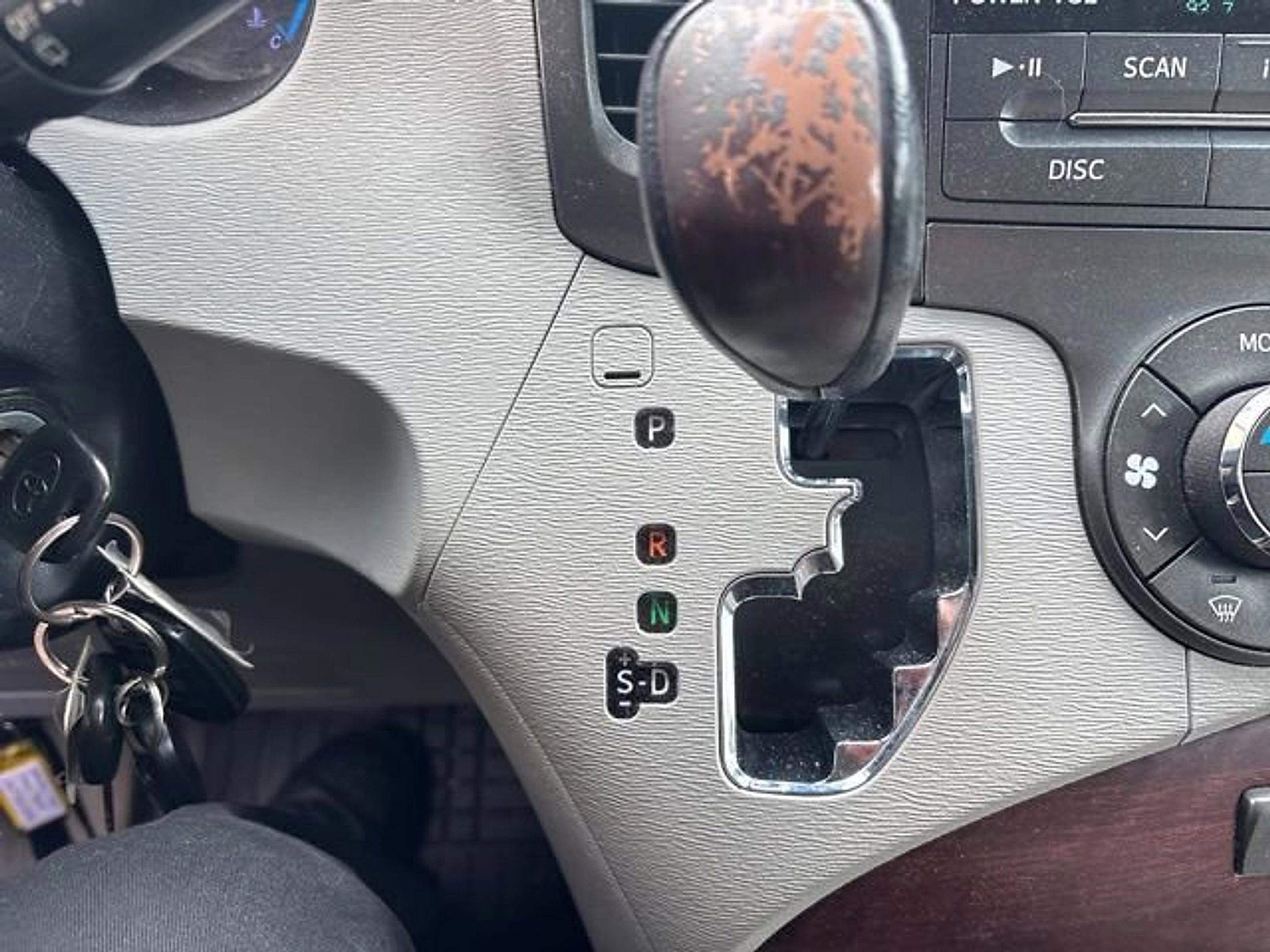 Used 2013 Toyota Sienna XLE FWD image 19