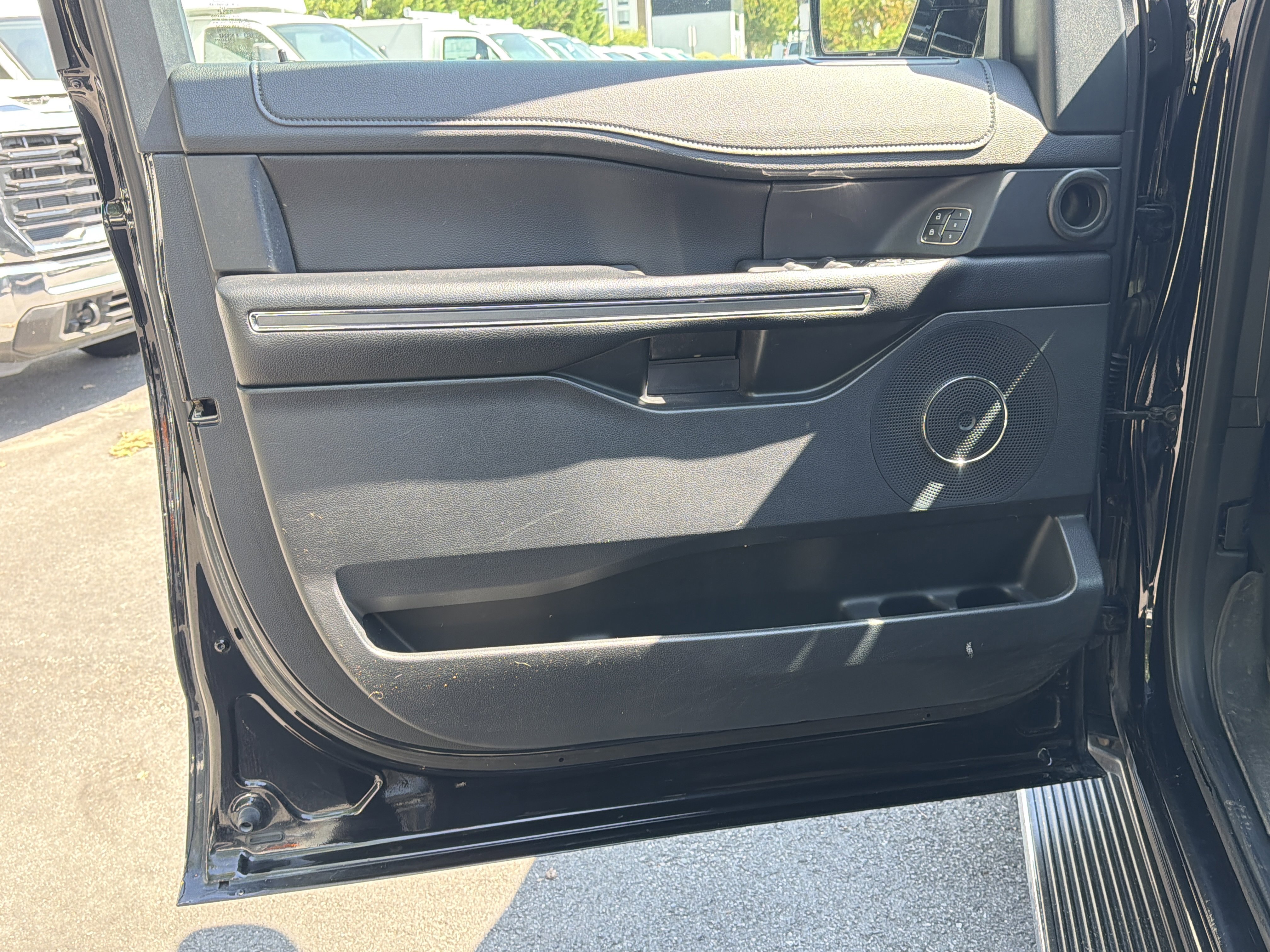 Used 2019 Ford Expedition Max XLT w/ Equipment Group 202A AWD/4WD image 14