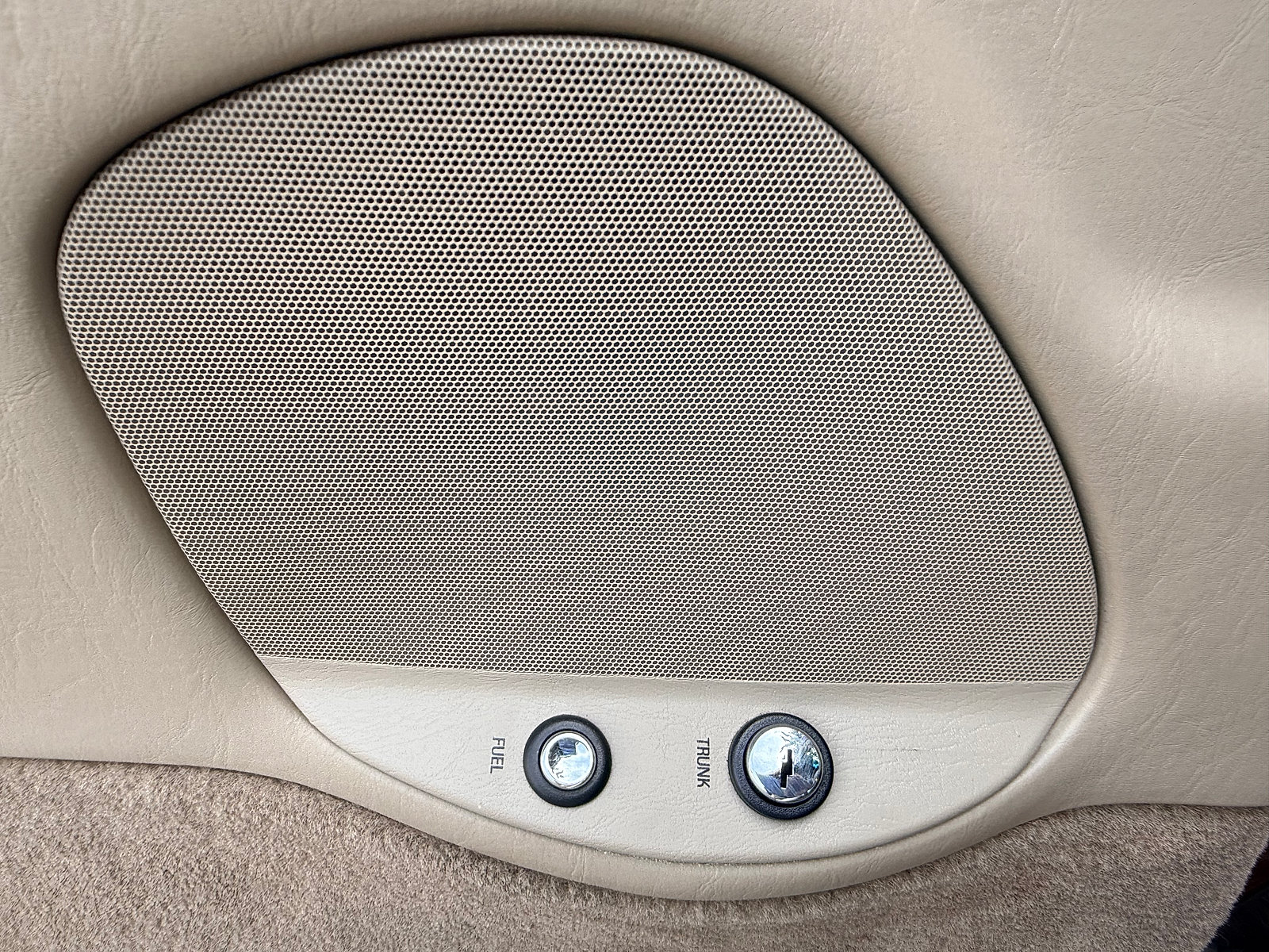 Used 2002 Lincoln Town Car Executive RWD image 34