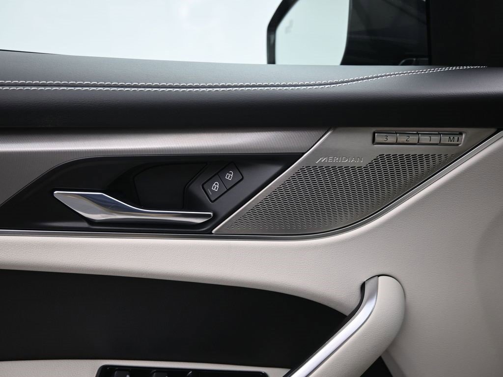 Used 2025 Jaguar F-PACE R-Dynamic S image 19