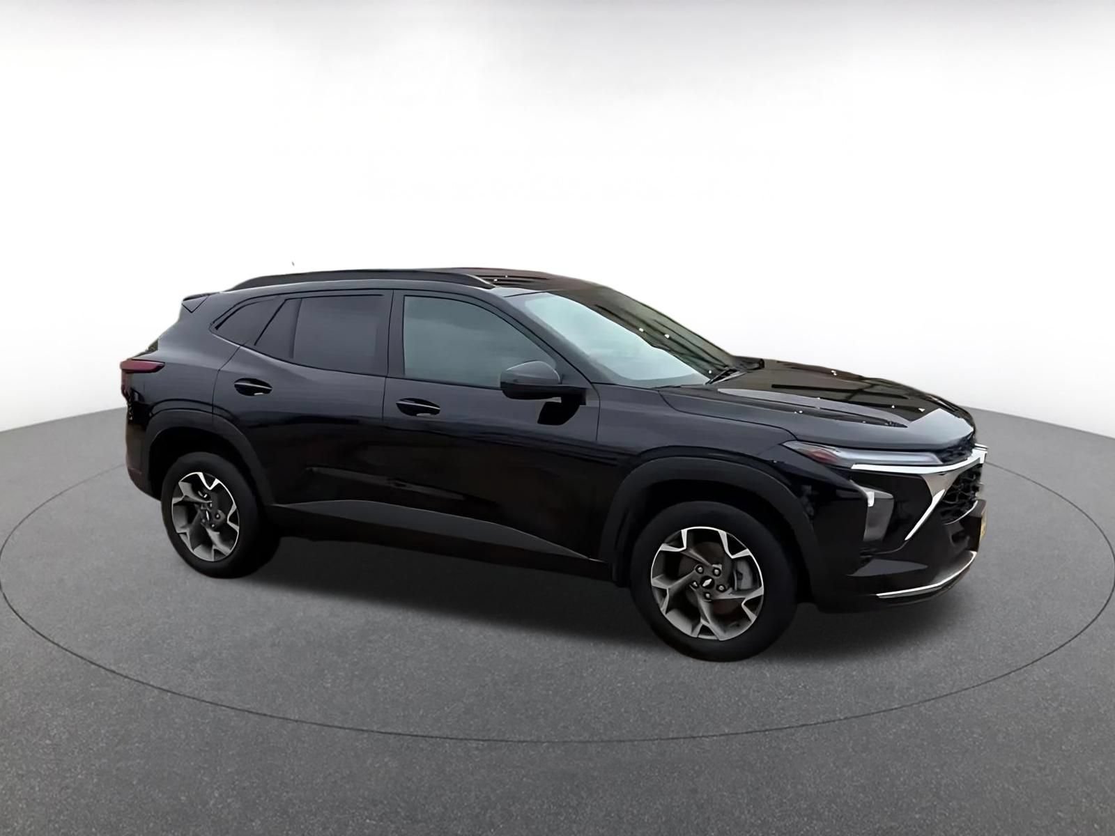 Used 2025 Chevrolet Trax LT FWD image 2