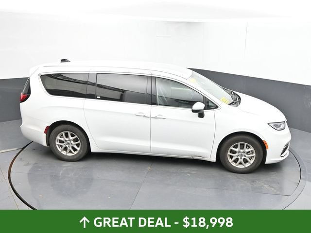 Used 2023 Chrysler Pacifica Touring-L FWD image 21