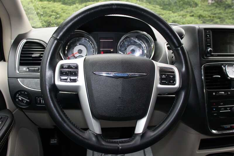 Used 2014 Chrysler Town & Country Touring FWD image 22