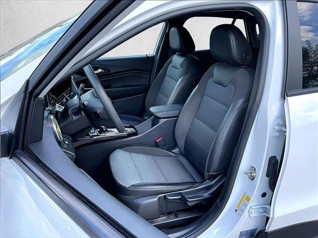 Used 2025 Chevrolet Trax LT FWD image 27