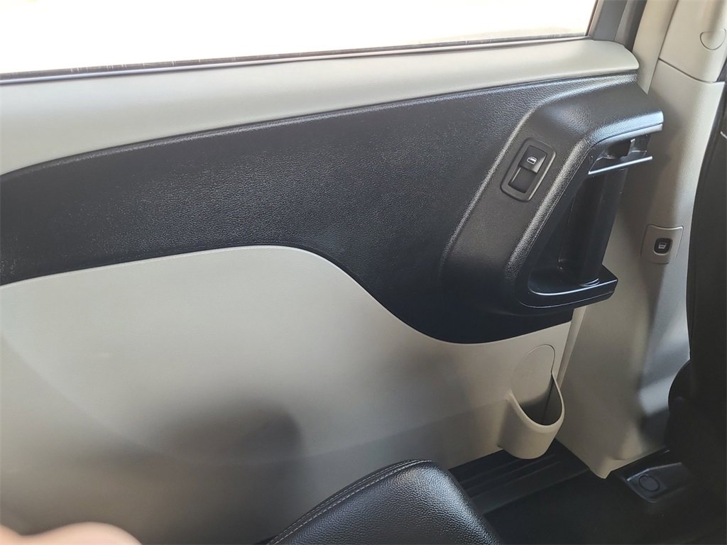 Used 2015 Chrysler Town & Country Touring image 29