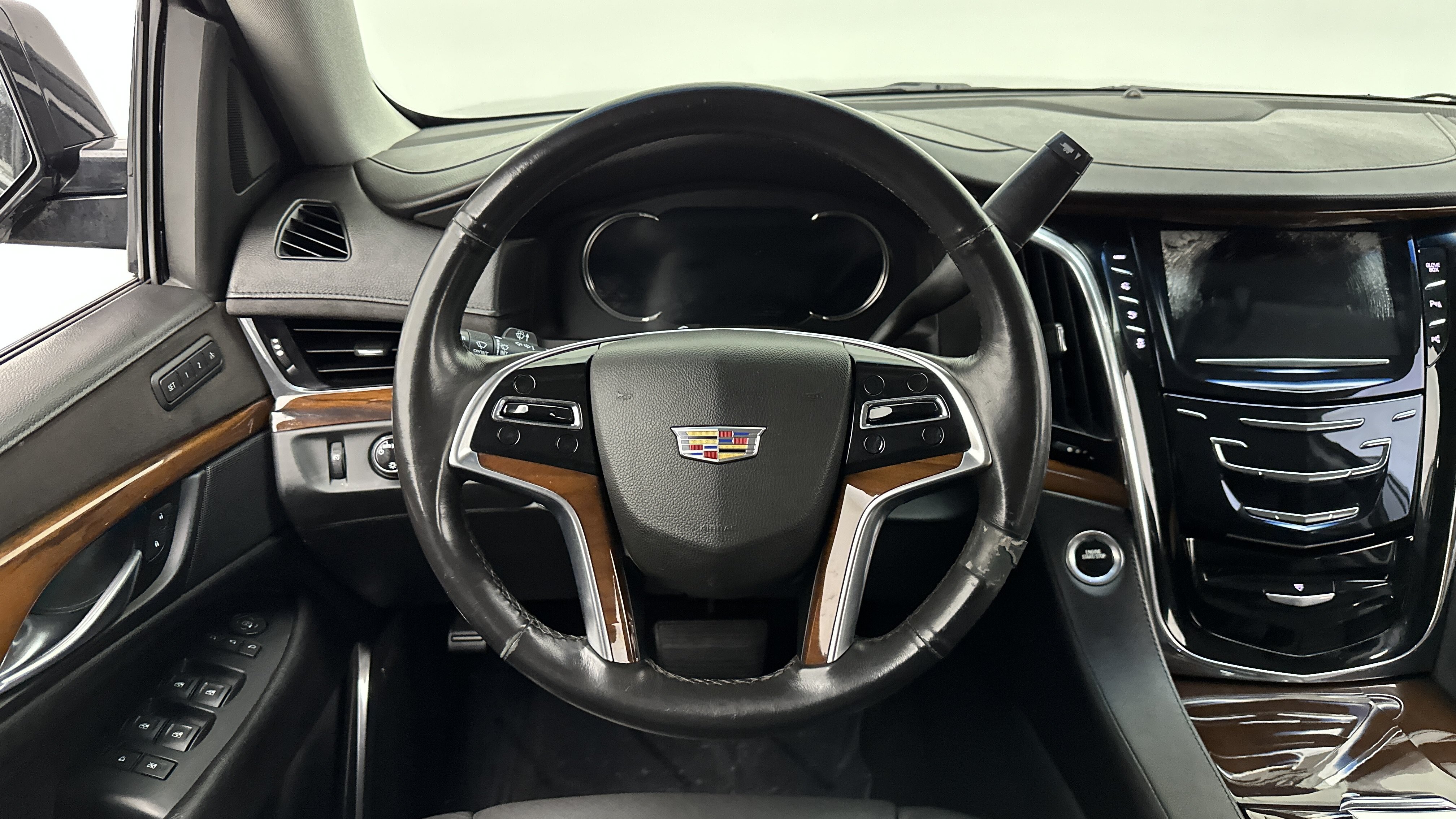 Used 2018 Cadillac Escalade ESV 4WD image 32