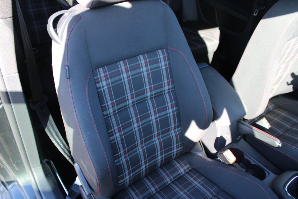 Used 2011 Volkswagen Golf 2-Door FWD image 13
