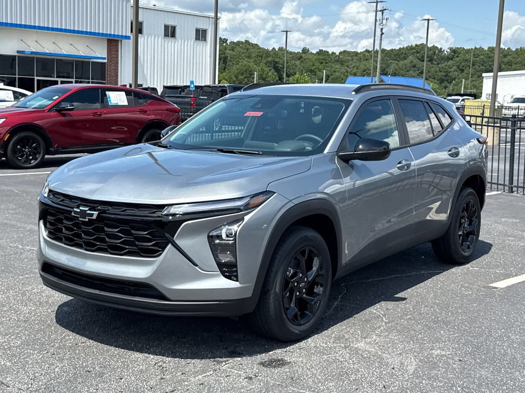 New 2026 Chevrolet Trax LT w/ Midnight Edition FWD image 2