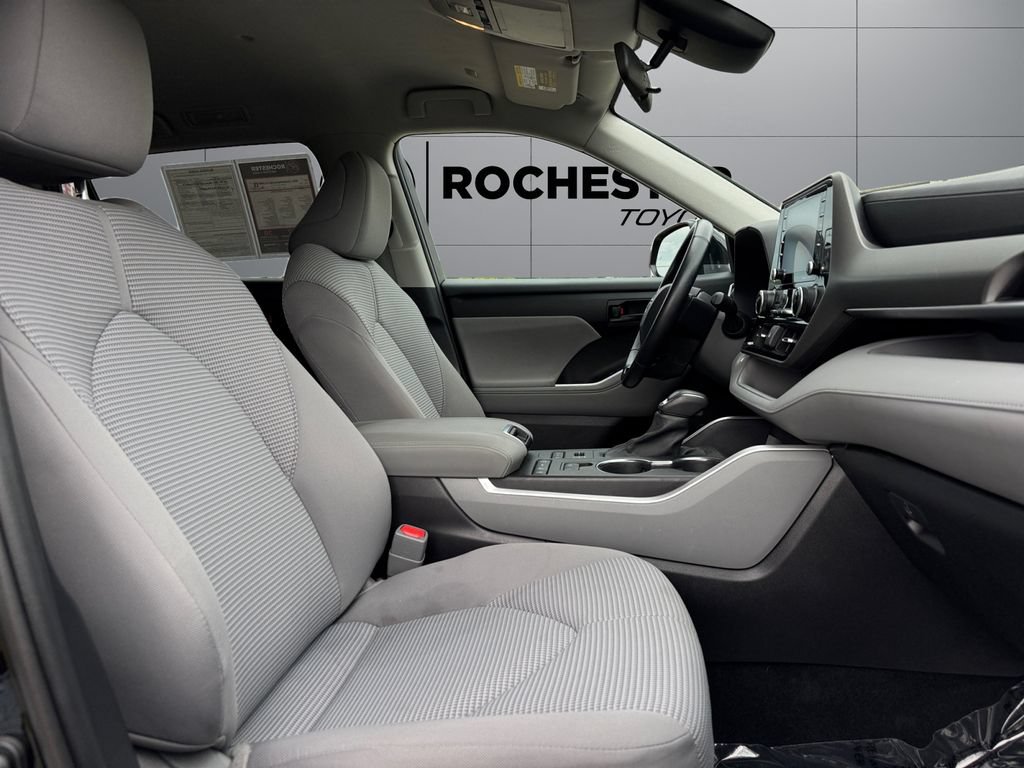 Used 2021 Toyota Highlander LE AWD/4WD image 17