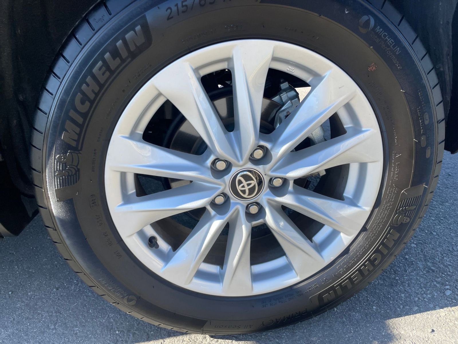 Used 2025 Toyota Corolla Cross LE image 30