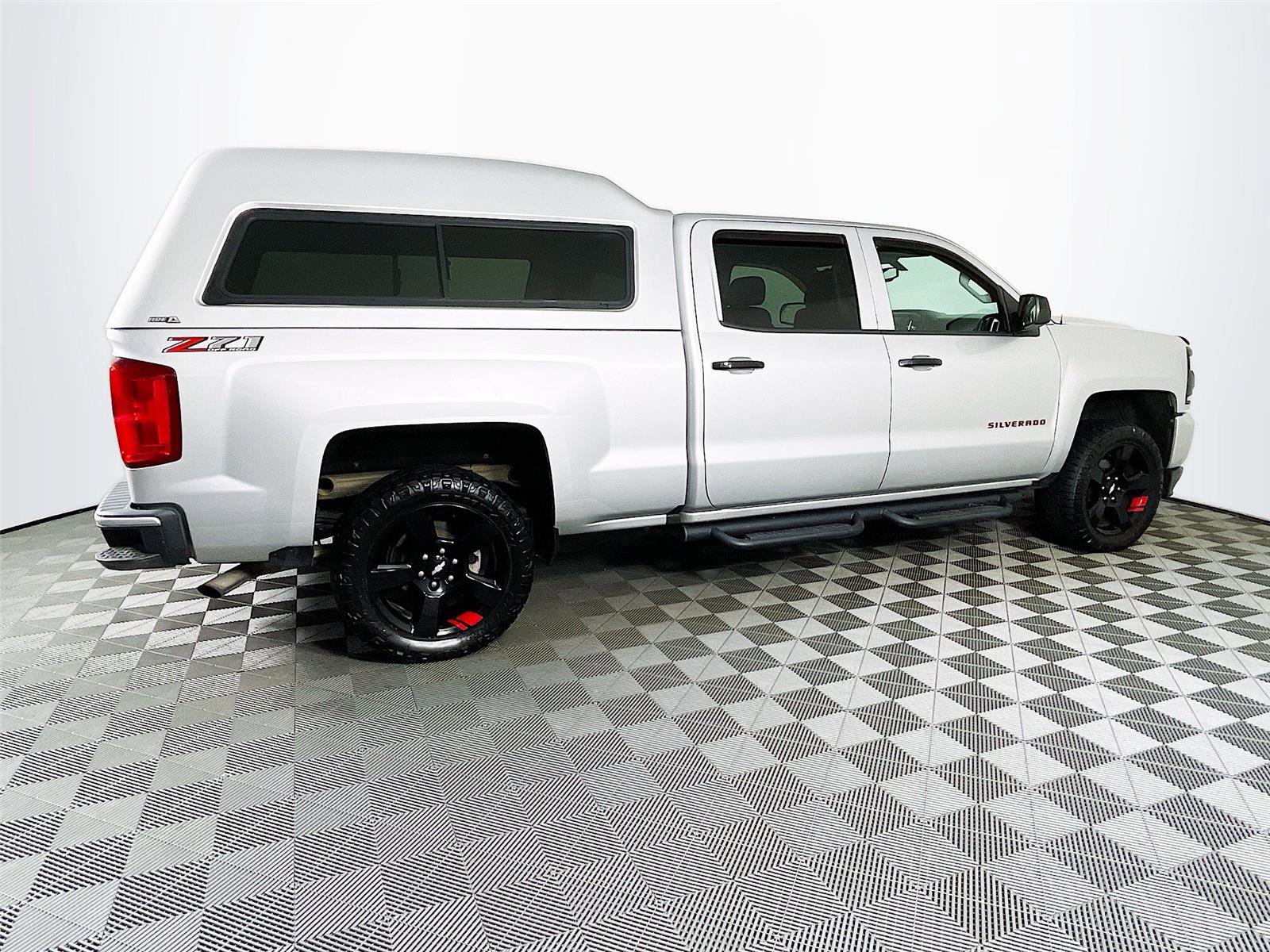 Used 2018 Chevrolet Silverado 1500 LTZ Z71 w/ Redline Edition image 11