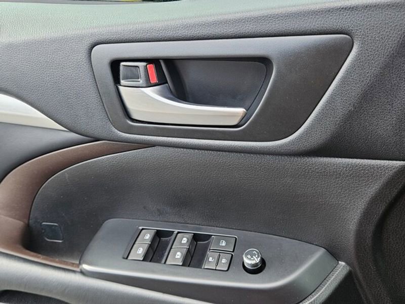 Used 2019 Toyota Highlander XLE image 35