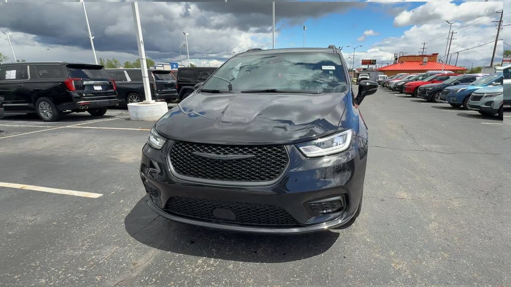 Used 2025 Chrysler Pacifica Limited FWD image 3