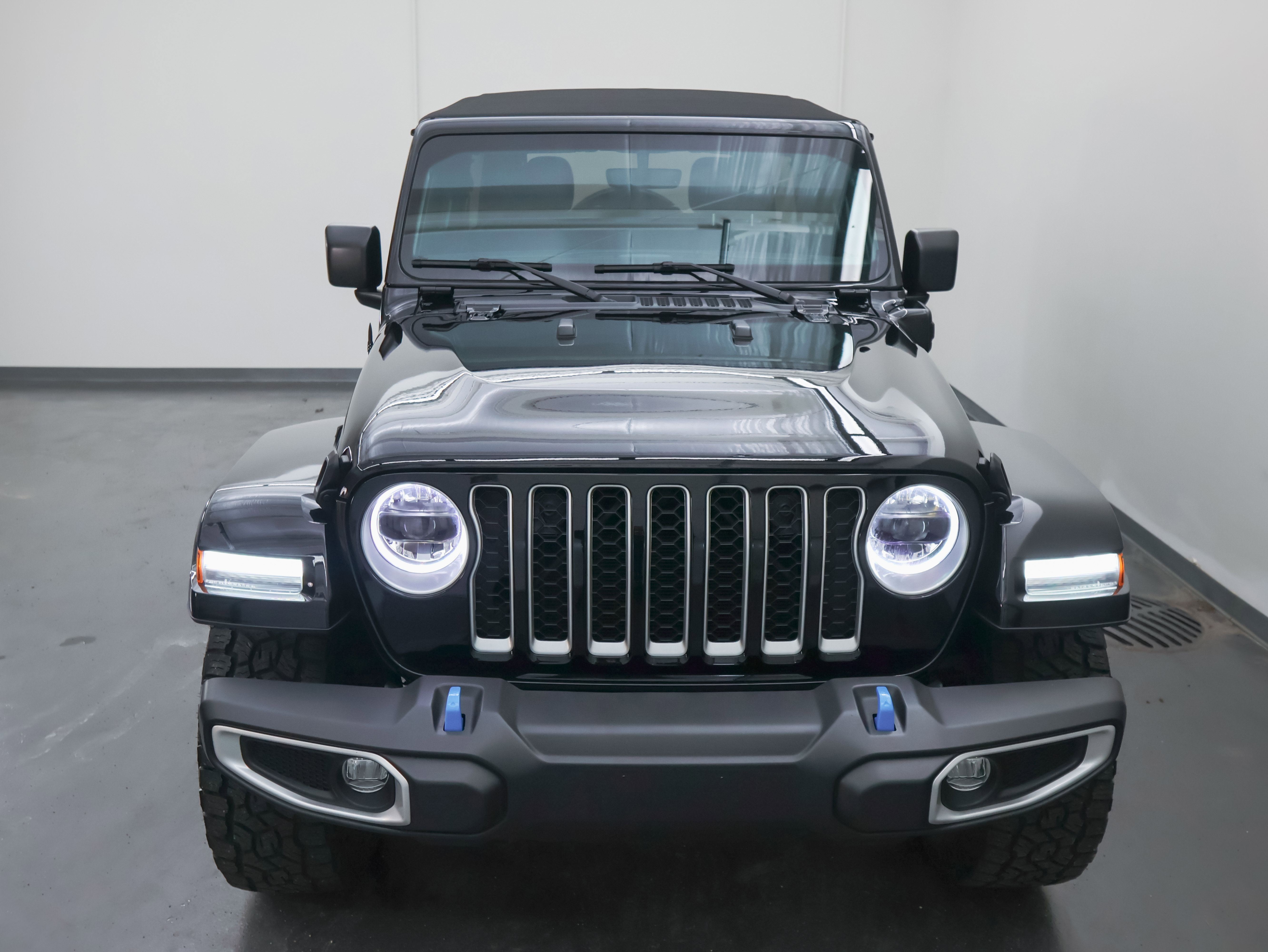 Used 2023 Jeep Wrangler Sahara w/ Cold Weather Group AWD/4WD image 9