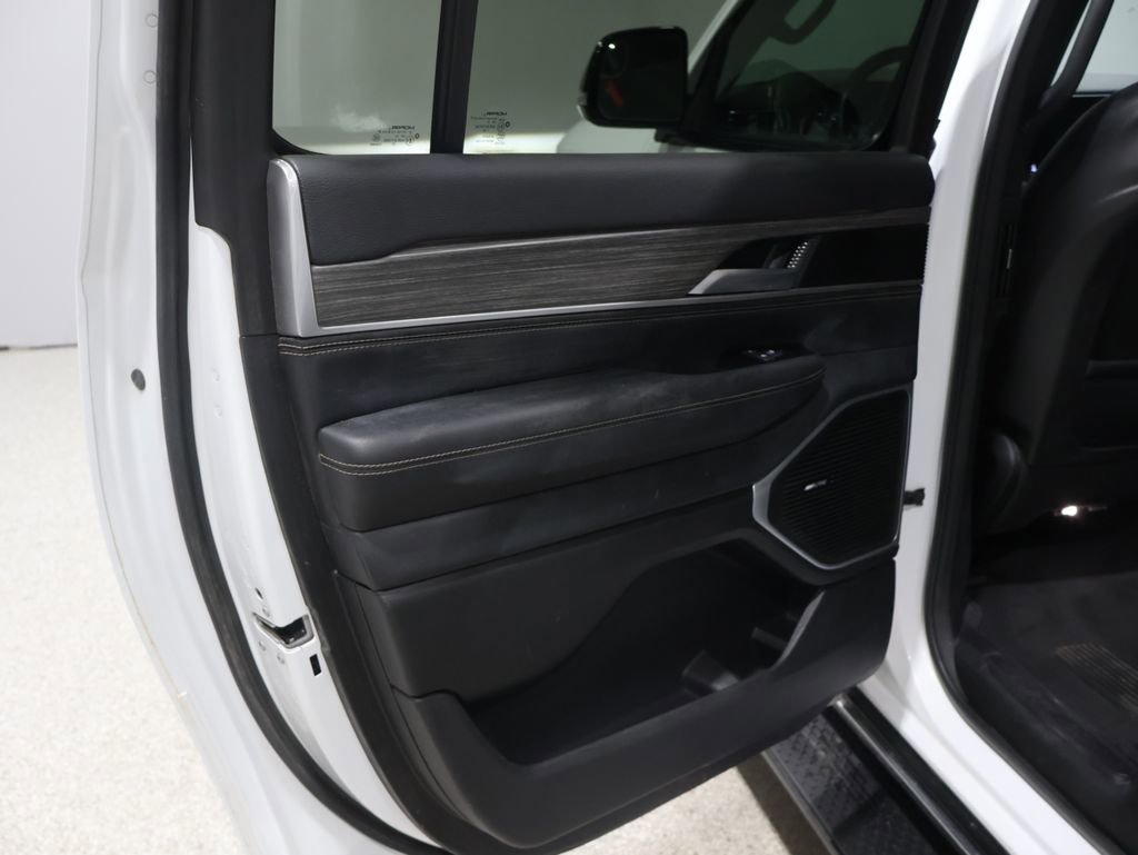 Used 2024 Jeep Wagoneer L Series III w/ Flexible Seating Group image 19