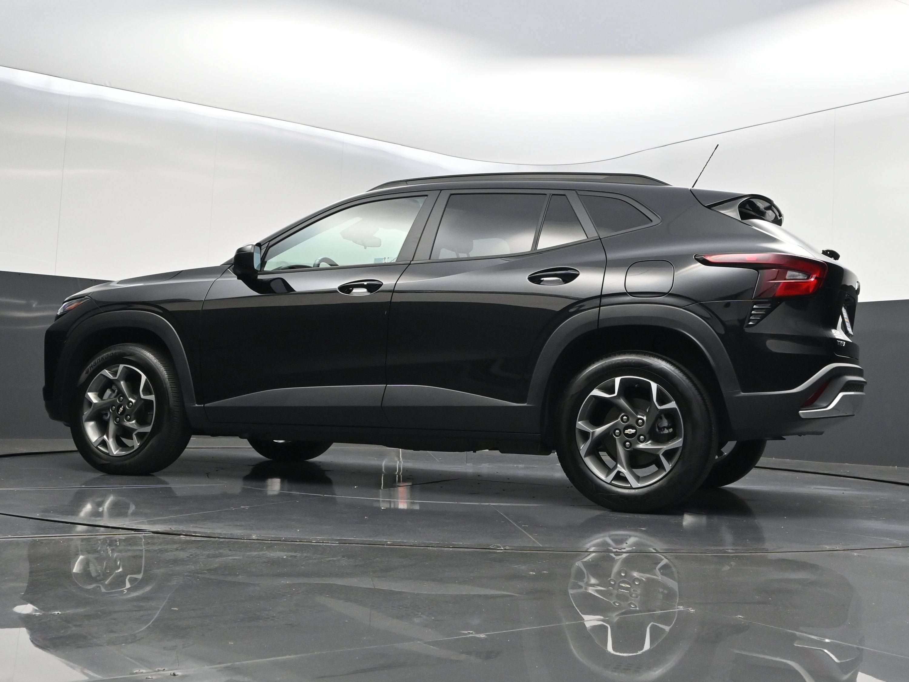 Used 2025 Chevrolet Trax LT w/ LT Convenience Package FWD image 38