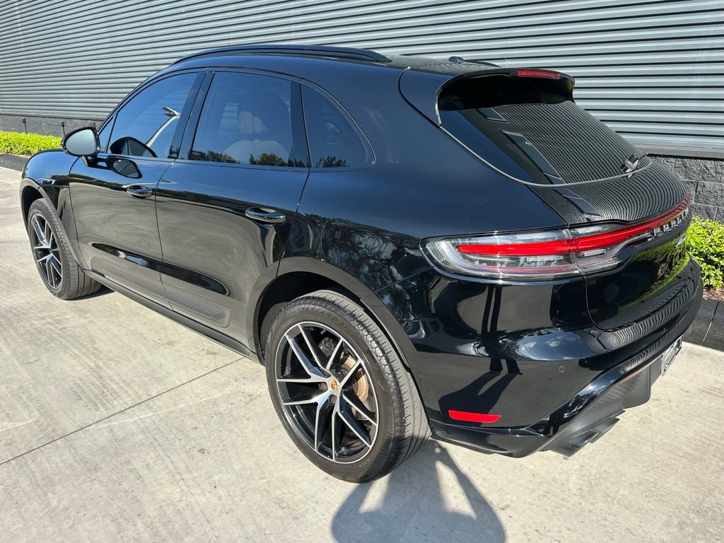 Certified 2024 Porsche Macan image 3
