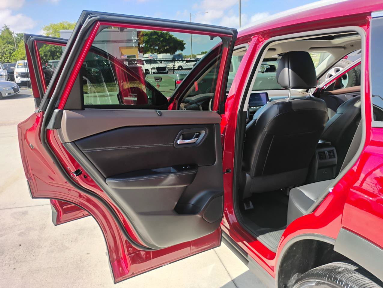 Used 2023 Nissan Rogue SV w/ SV Premium B Package FWD image 28