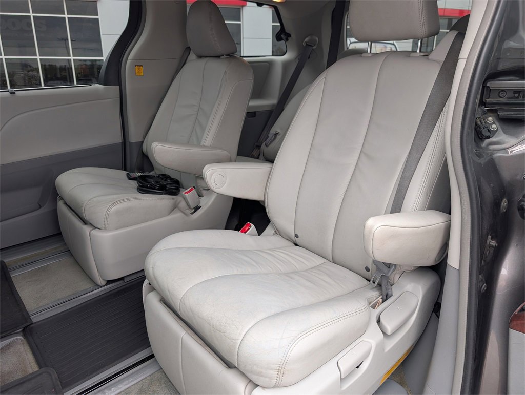 Used 2013 Toyota Sienna XLE image 31