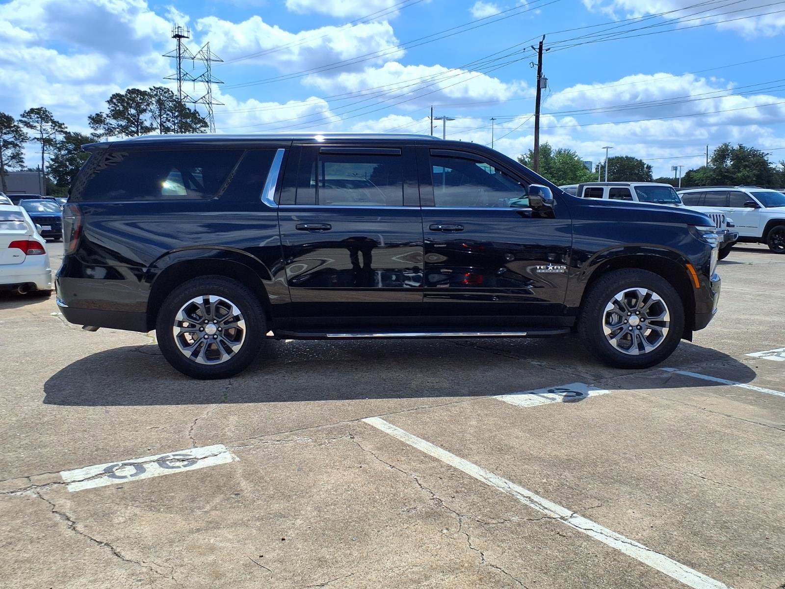 Used 2025 Chevrolet Suburban LT w/ Comfort Package RWD image 28