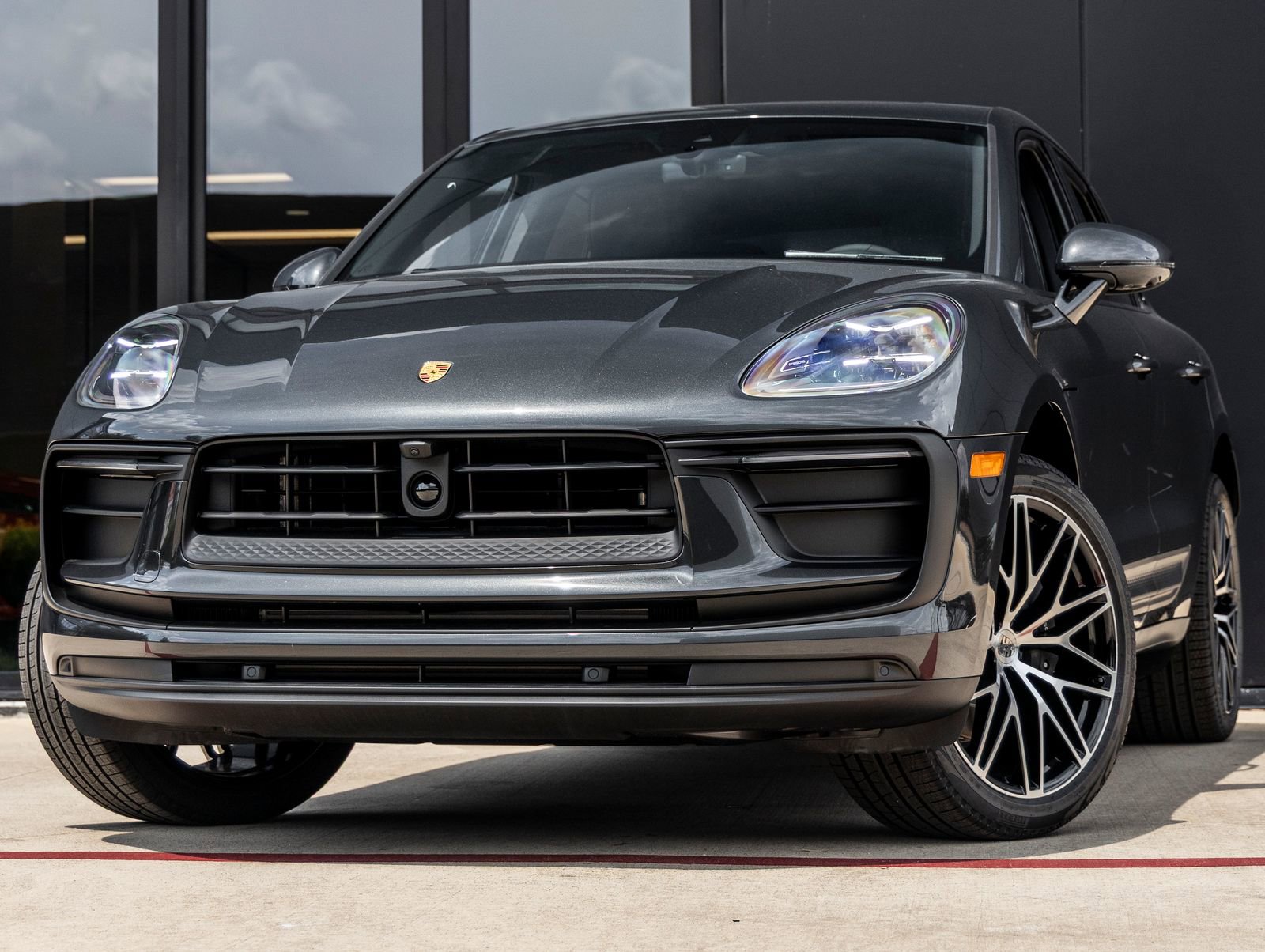 Certified 2026 Porsche Macan AWD/4WD image 1