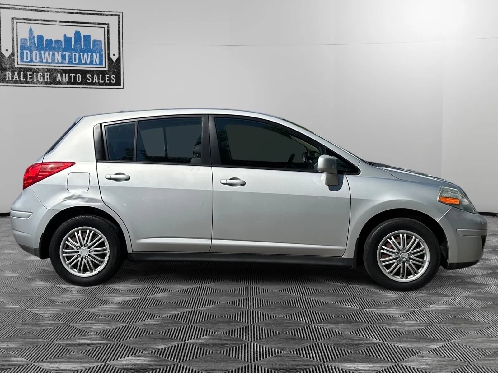 Used 2009 Nissan Versa 1.8 S w/ PWR Pkg FWD image 5
