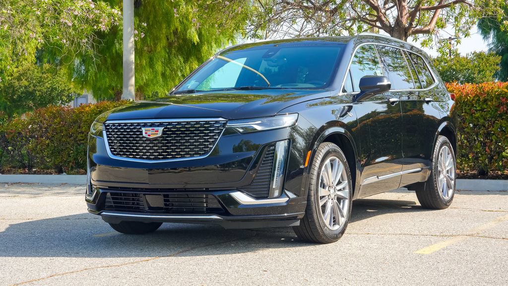 Used 2025 Cadillac XT6 Premium Luxury w/ Technology Package FWD image 2