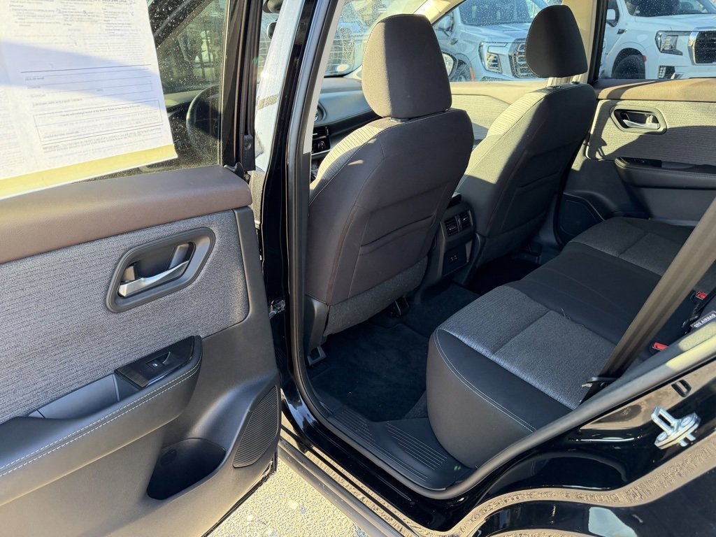 Used 2021 Nissan Rogue SV image 11