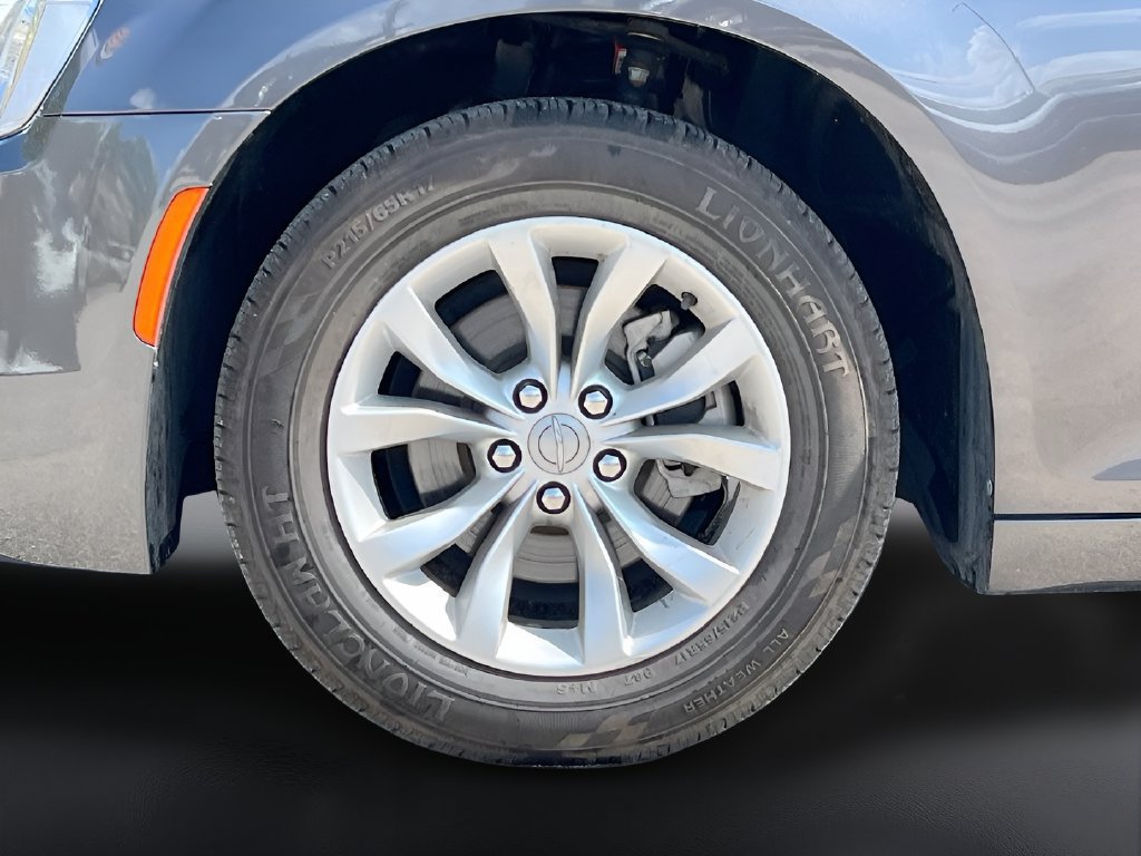 Used 2023 Chrysler 300 Touring RWD image 29