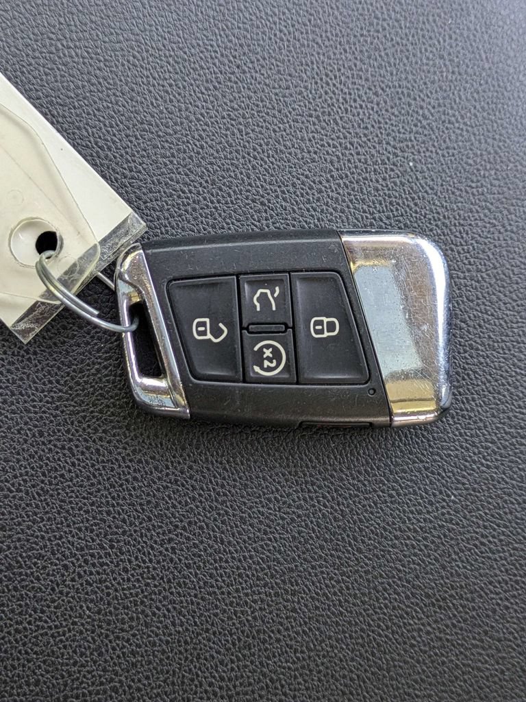 Used 2021 Volkswagen Atlas SEL AWD/4WD image 32