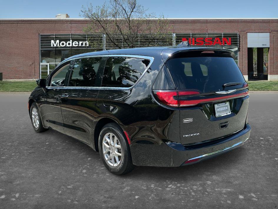 Used 2024 Chrysler Pacifica Touring-L FWD video 2