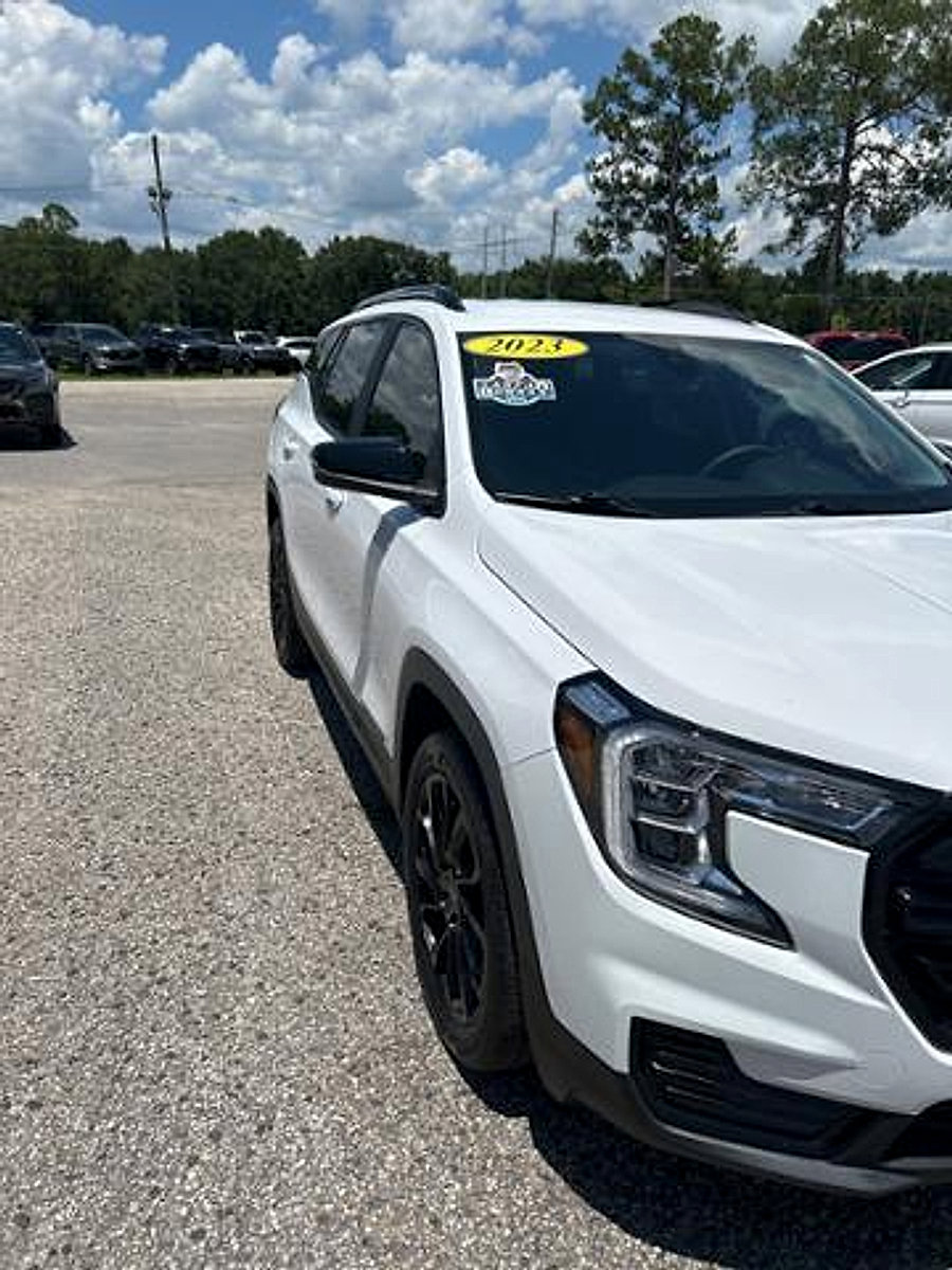Used 2023 GMC Terrain SLE w/ Elevation Edition image 3