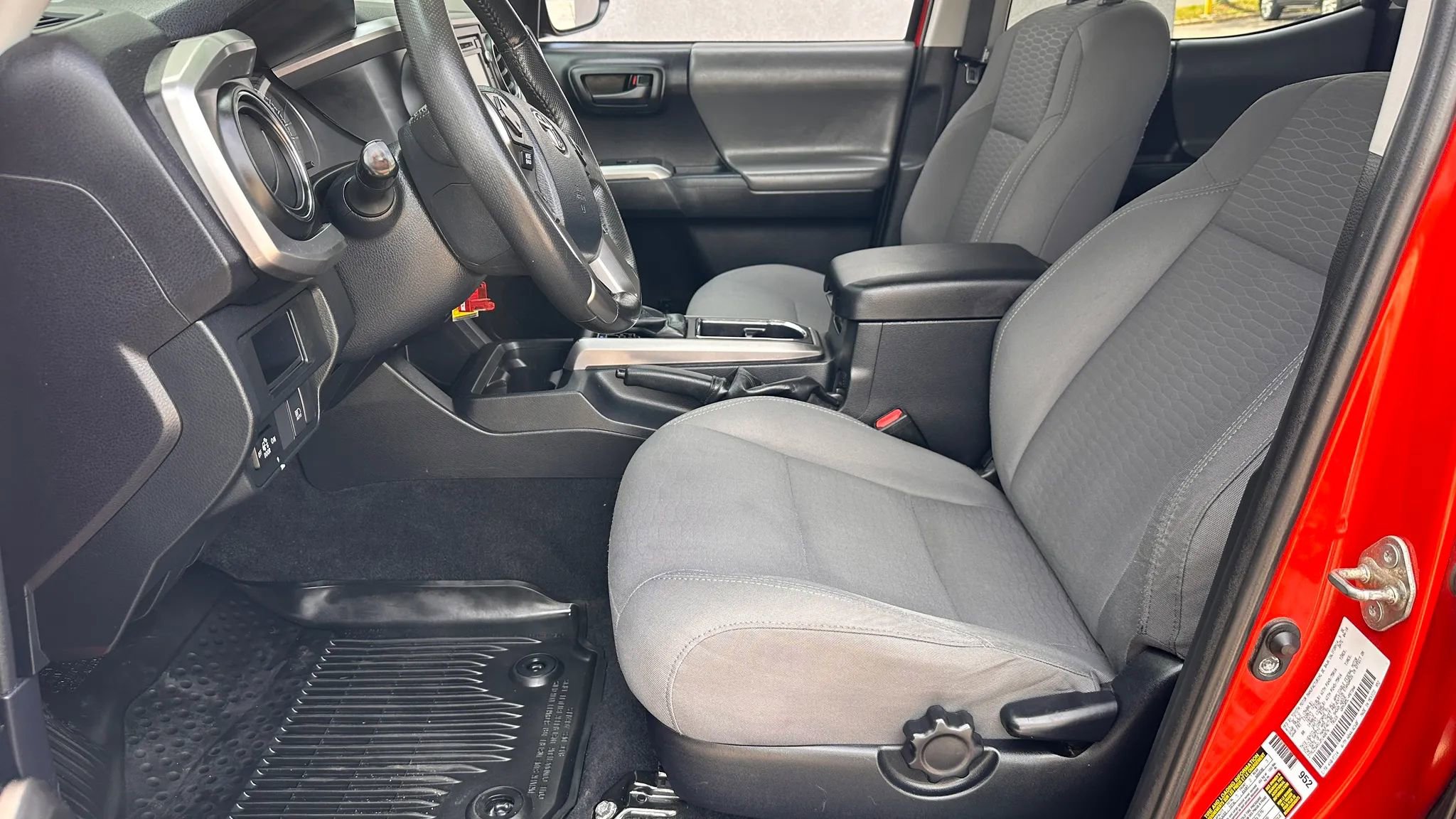 Used 2018 Toyota Tacoma SR5 AWD/4WD image 11