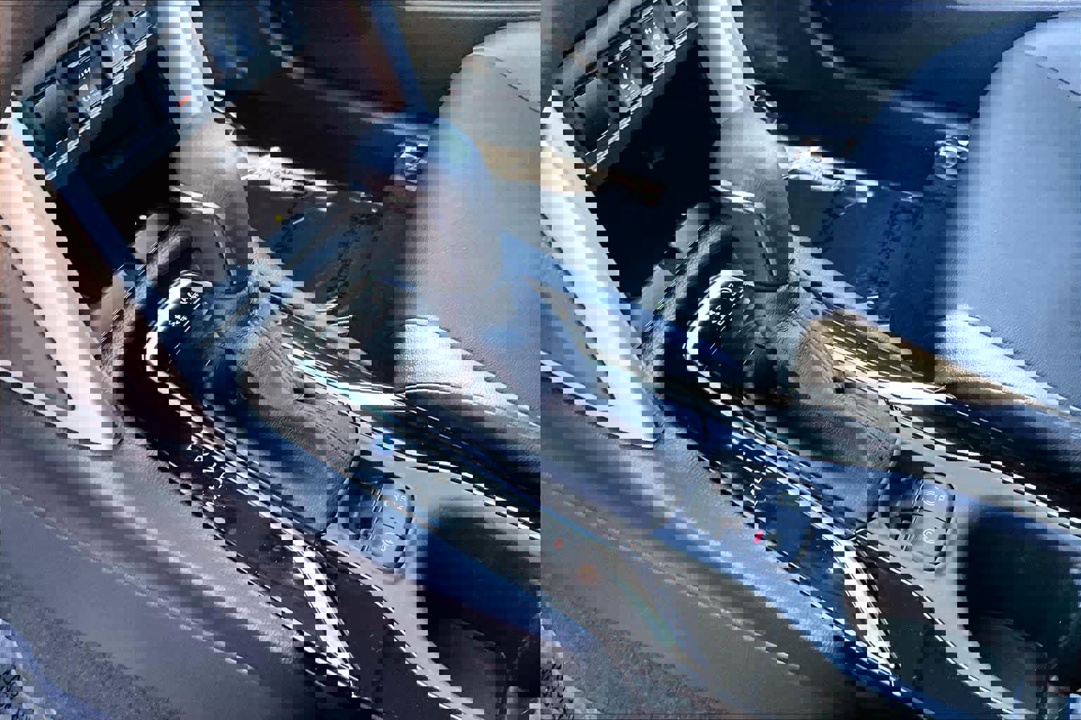 Used 2025 Toyota Corolla Cross XLE w/ Convenience Package image 17