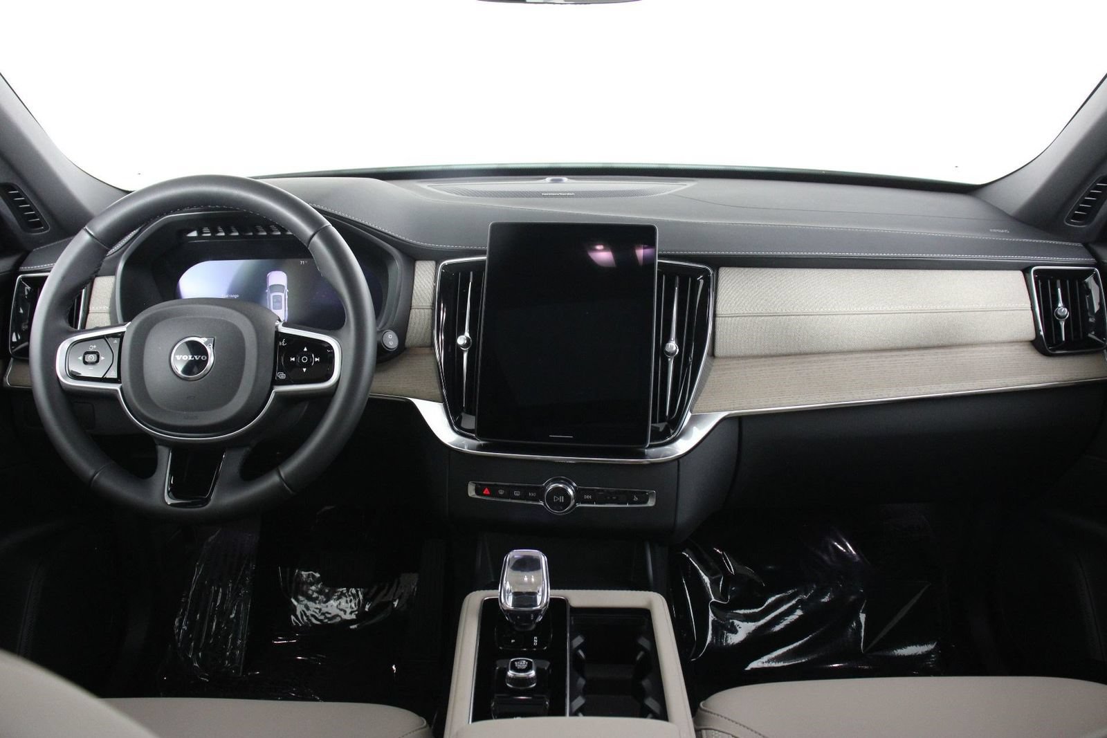 Certified 2026 Volvo XC90 B6 Plus w/ Protection Package Premier AWD/4WD image 7