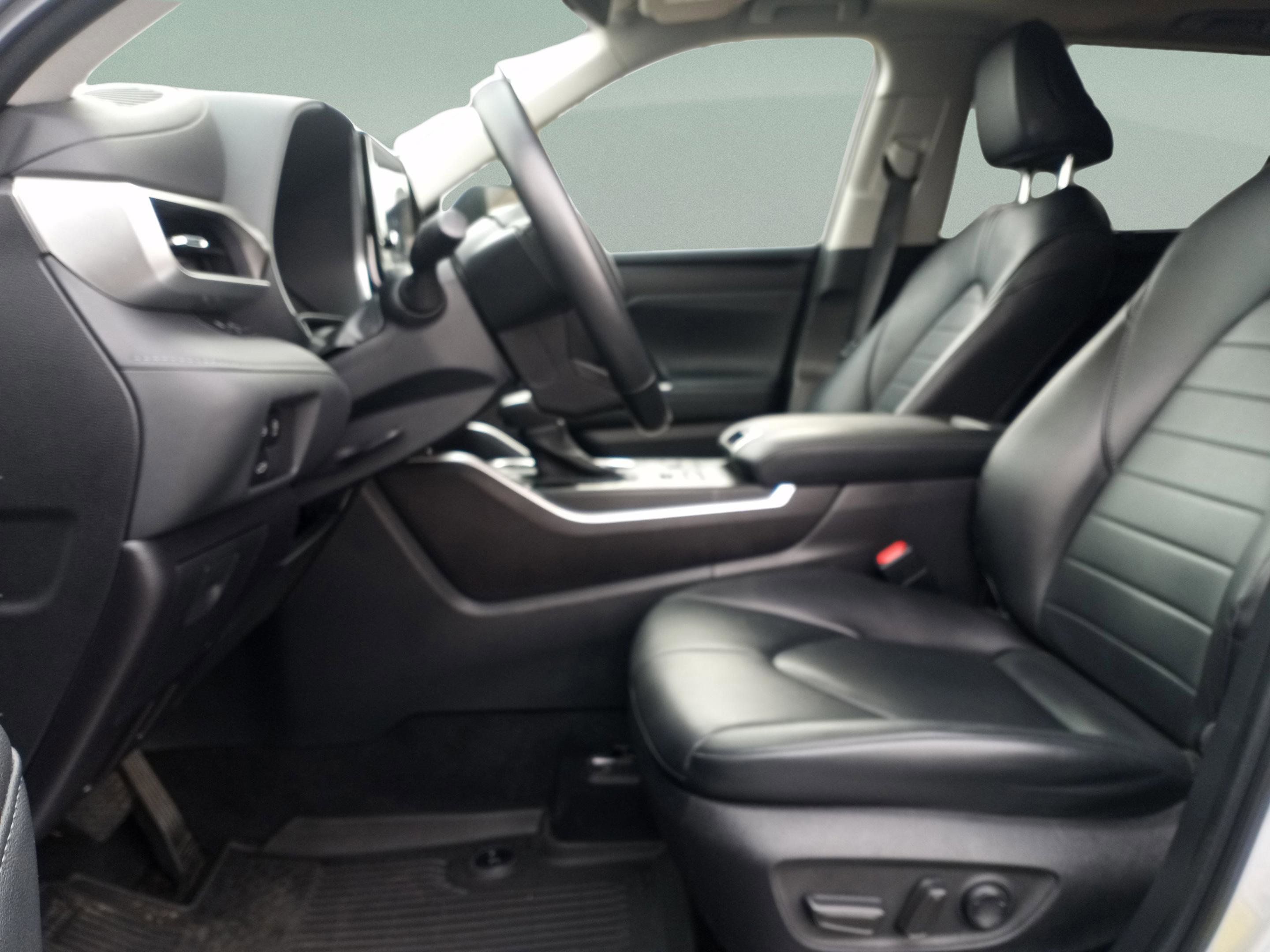 Used 2023 Toyota Highlander L image 24