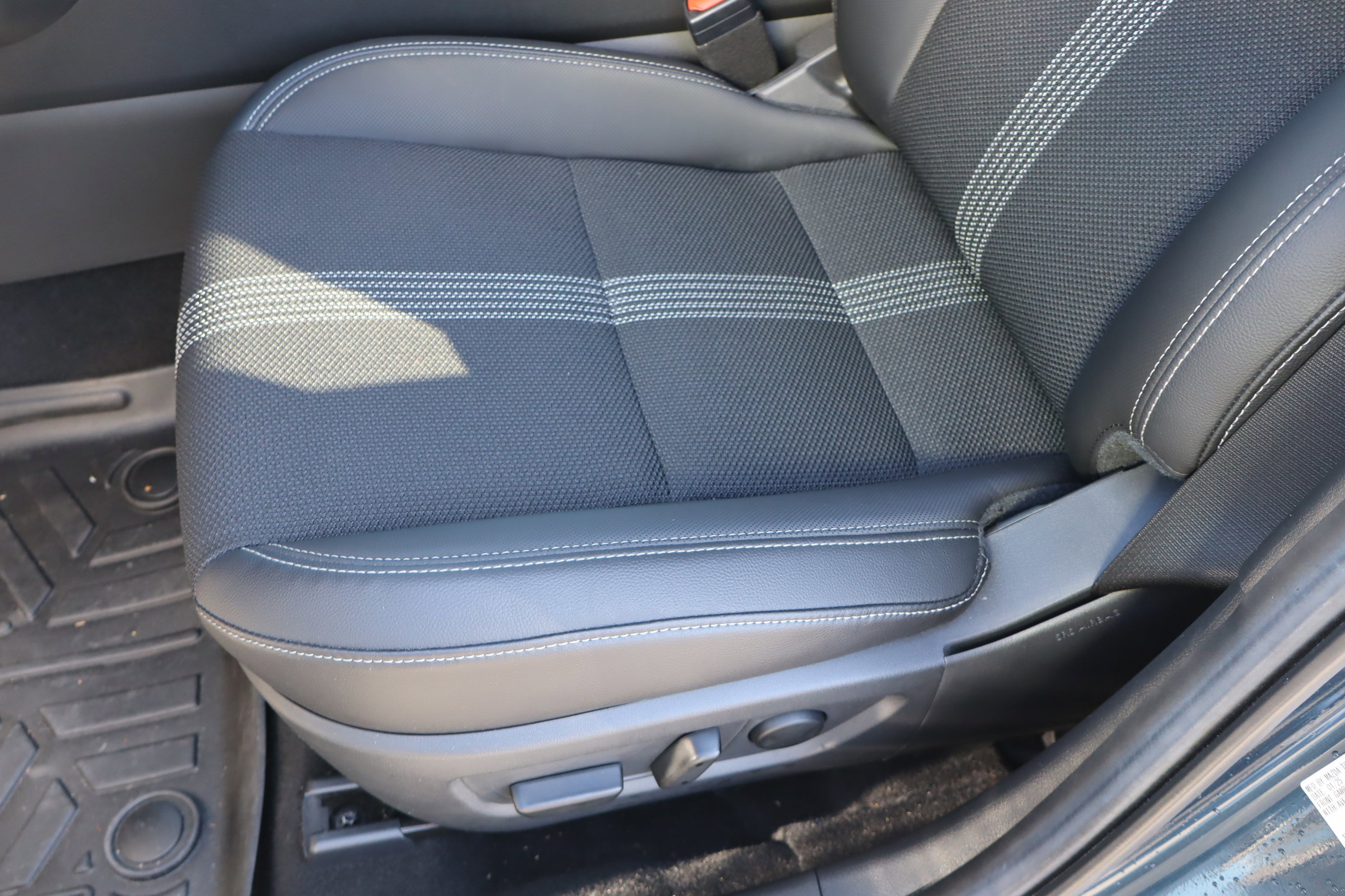 Used 2025 MAZDA CX-50 AWD 2.5 S w/ Premium Package image 17