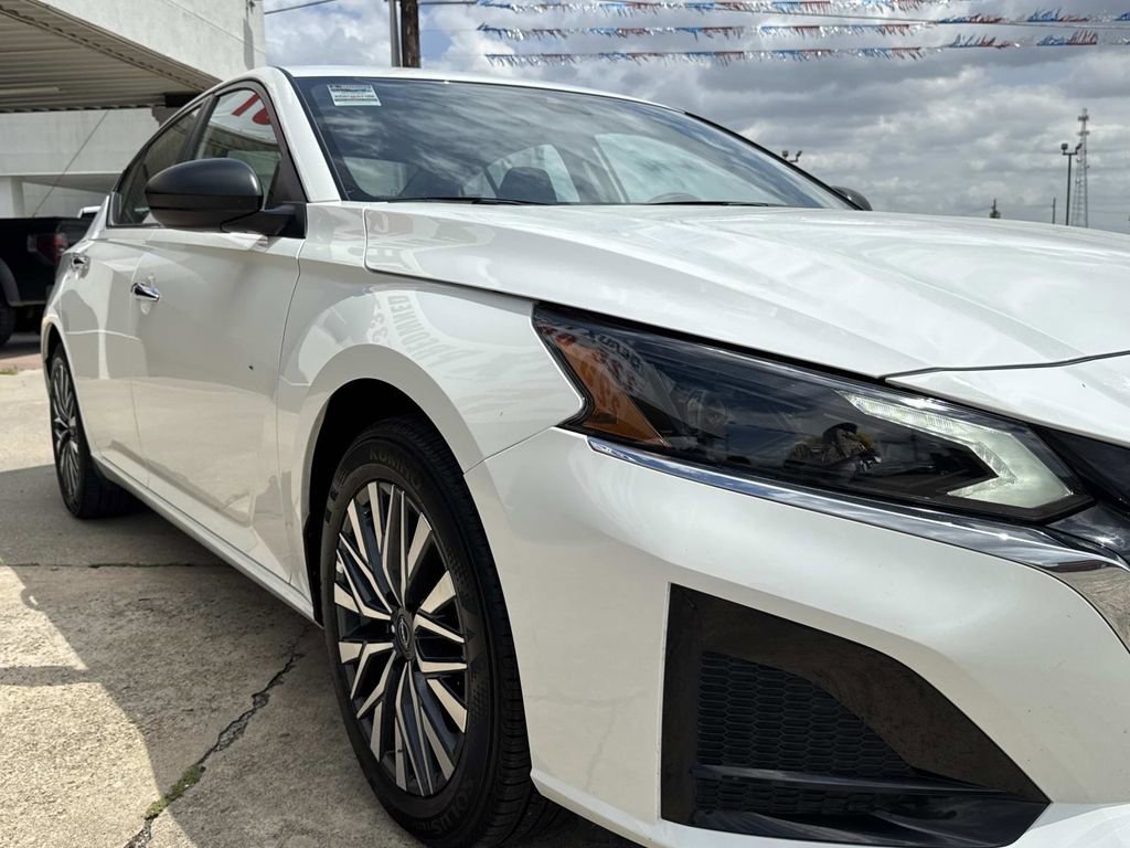 Used 2025 Nissan Altima 2.5 SV FWD image 18