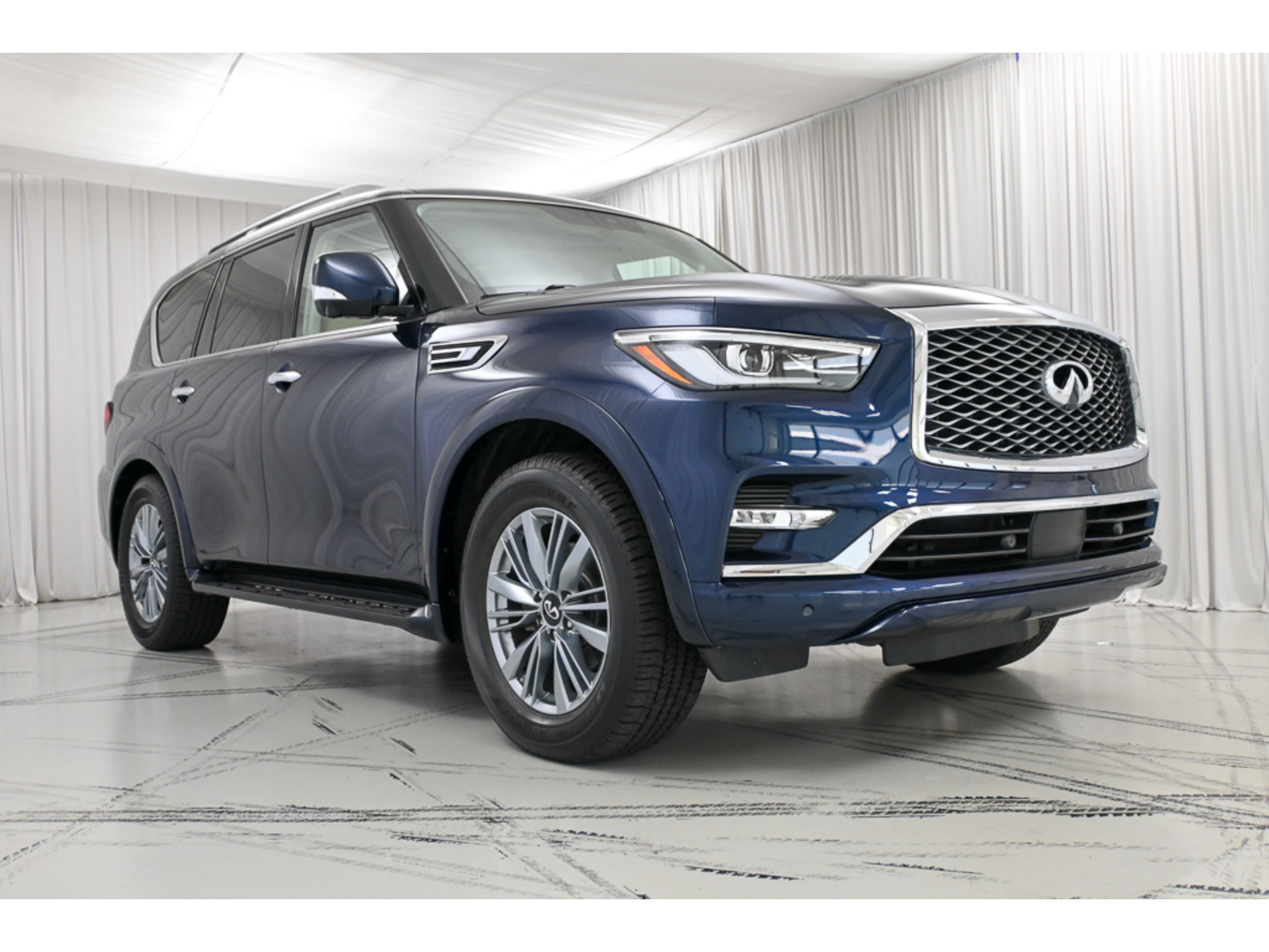 Used 2022 INFINITI QX80 Luxe w/ Cargo Package AWD/4WD image 2
