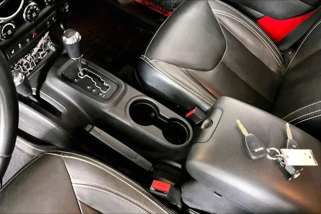 Used 2015 Jeep Wrangler Unlimited Sahara w/ Connectivity Group image 17