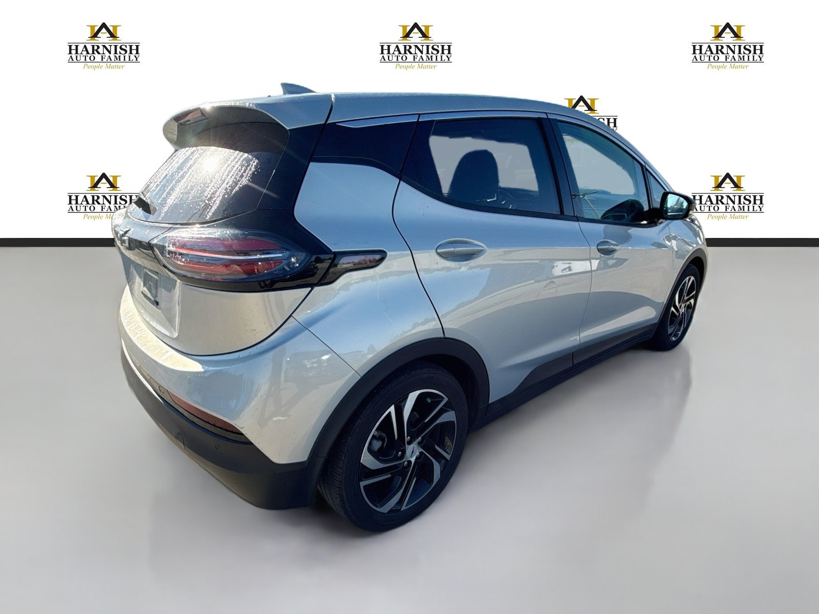 Used 2023 Chevrolet Bolt LT w/ Infotainment Package FWD image 5