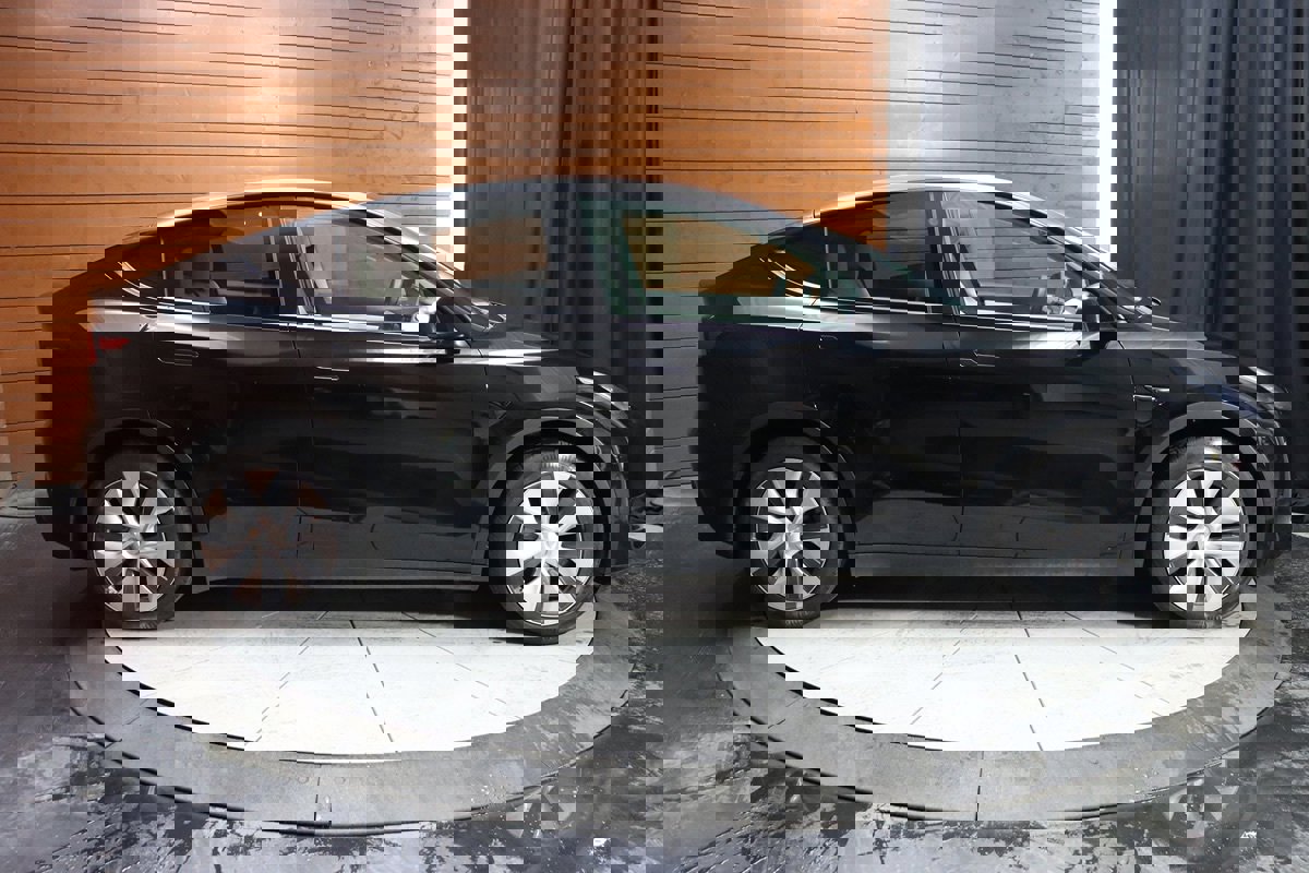 Used 2023 Tesla Model Y Long Range image 12