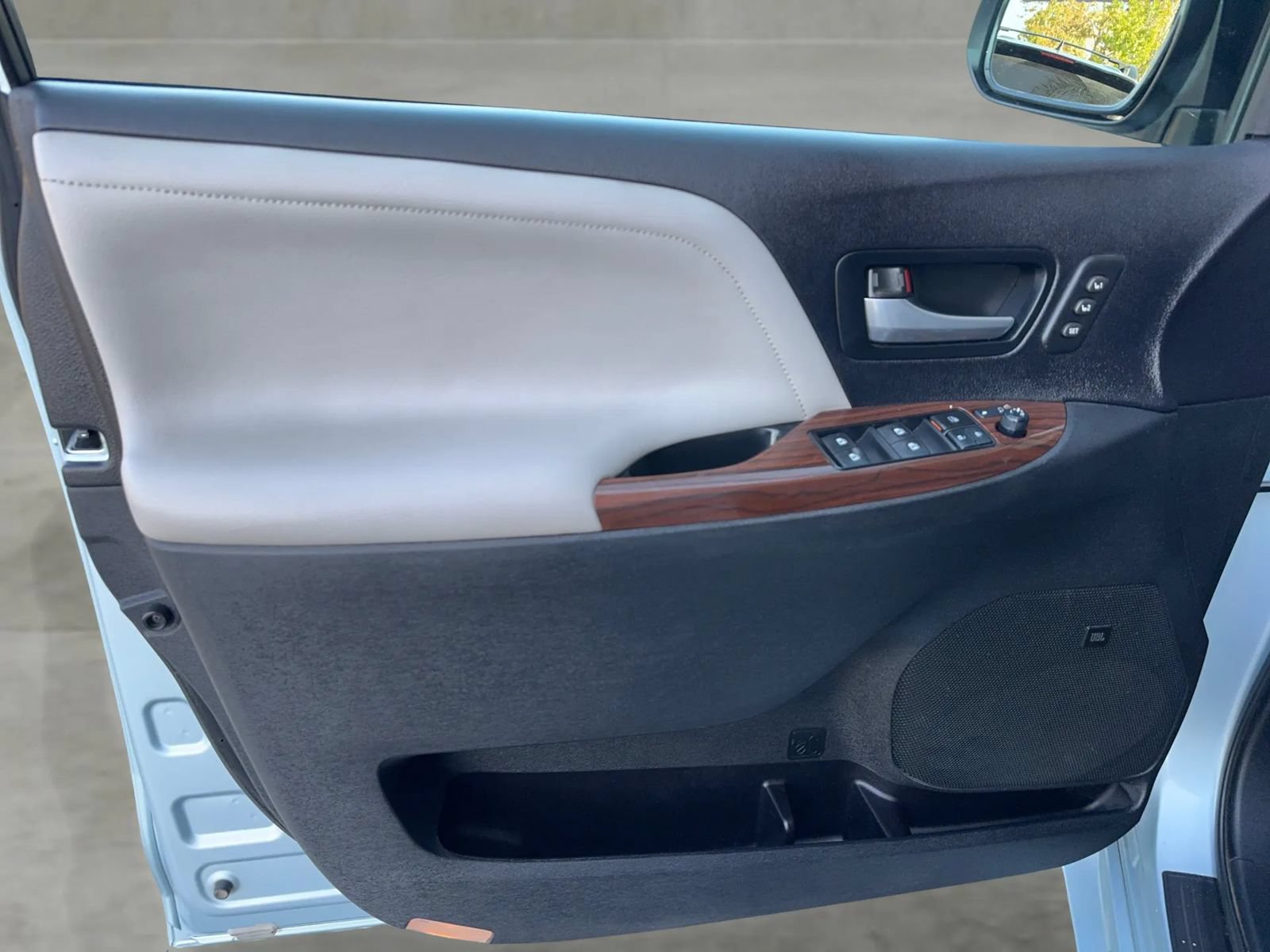 Used 2015 Toyota Sienna Limited FWD image 12