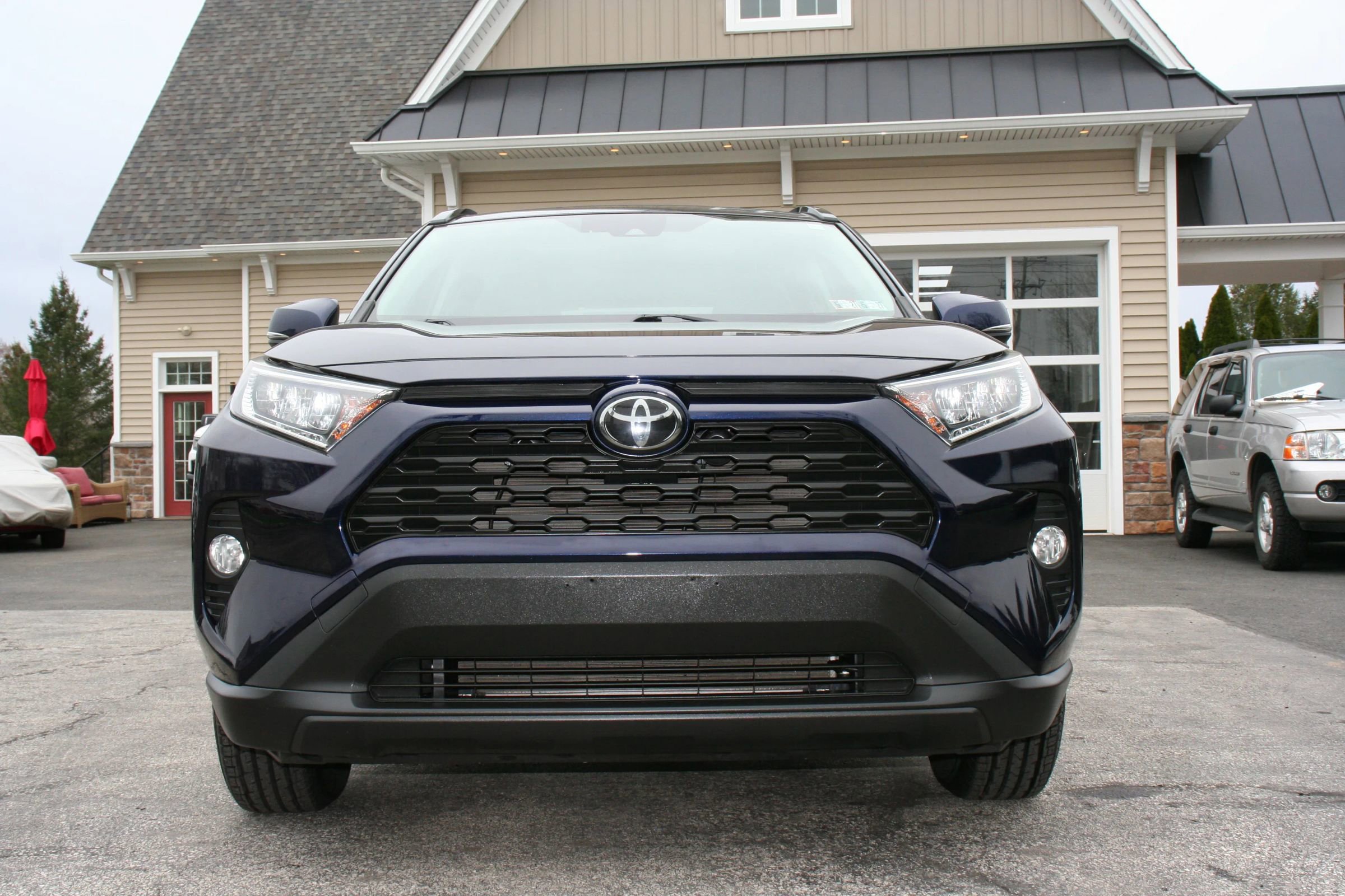 Used 2019 Toyota RAV4 XLE w/ Convenience Package image 3