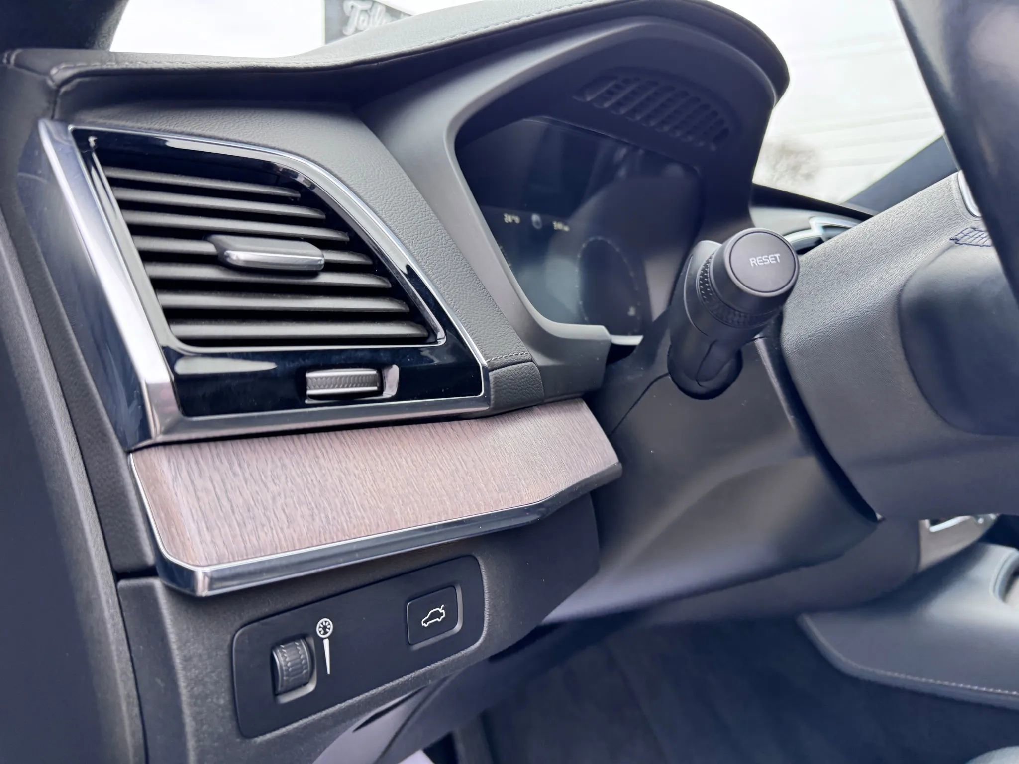 Used 2022 Volvo XC90 T6 Inscription w/ Lounge Package image 22